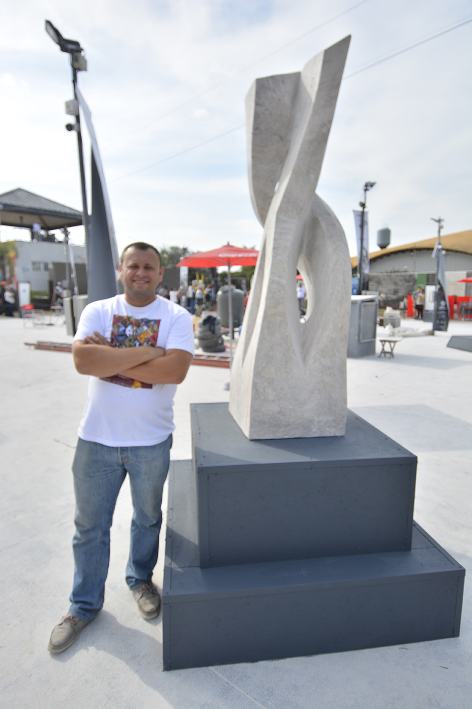 El ucraniano Tkachivskyi y su escultura “Nueva Energía”