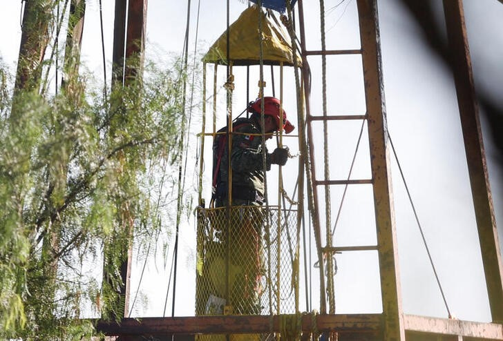 Foto del jueves de personal de rescate participando en la operación de rescate de los mineros atrapados en una mina de carbón que se derrumbó en Sabinas, estado de Coahuila

Ago 11, 2022. REUTERS/Luis Cortes