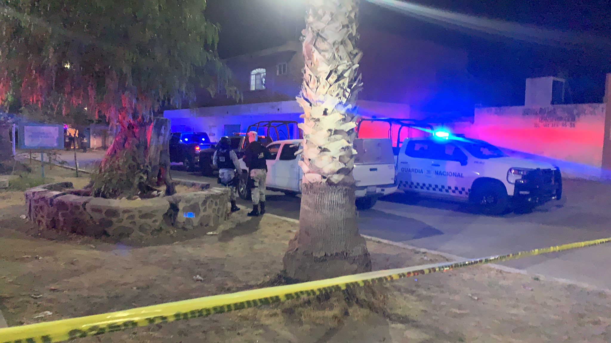 Un hombre fue trasladado al hospital después del ataque armado, su estado fue reportado como grave (Foto: Crónica Guanajuato Twitter @CronicaGto)