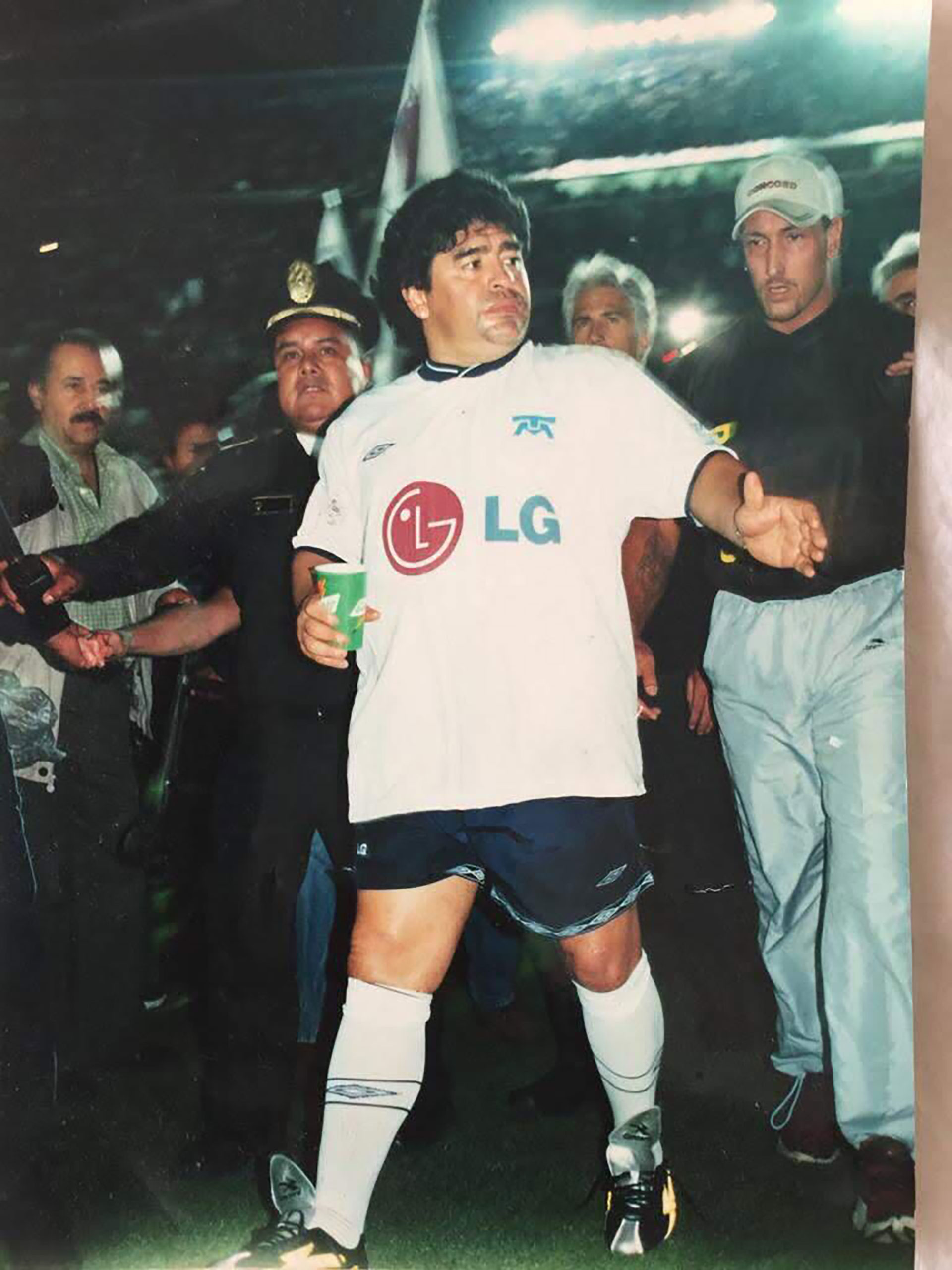 Maradona en un partido de México. Detrás, Sucar lo sigue de cerca