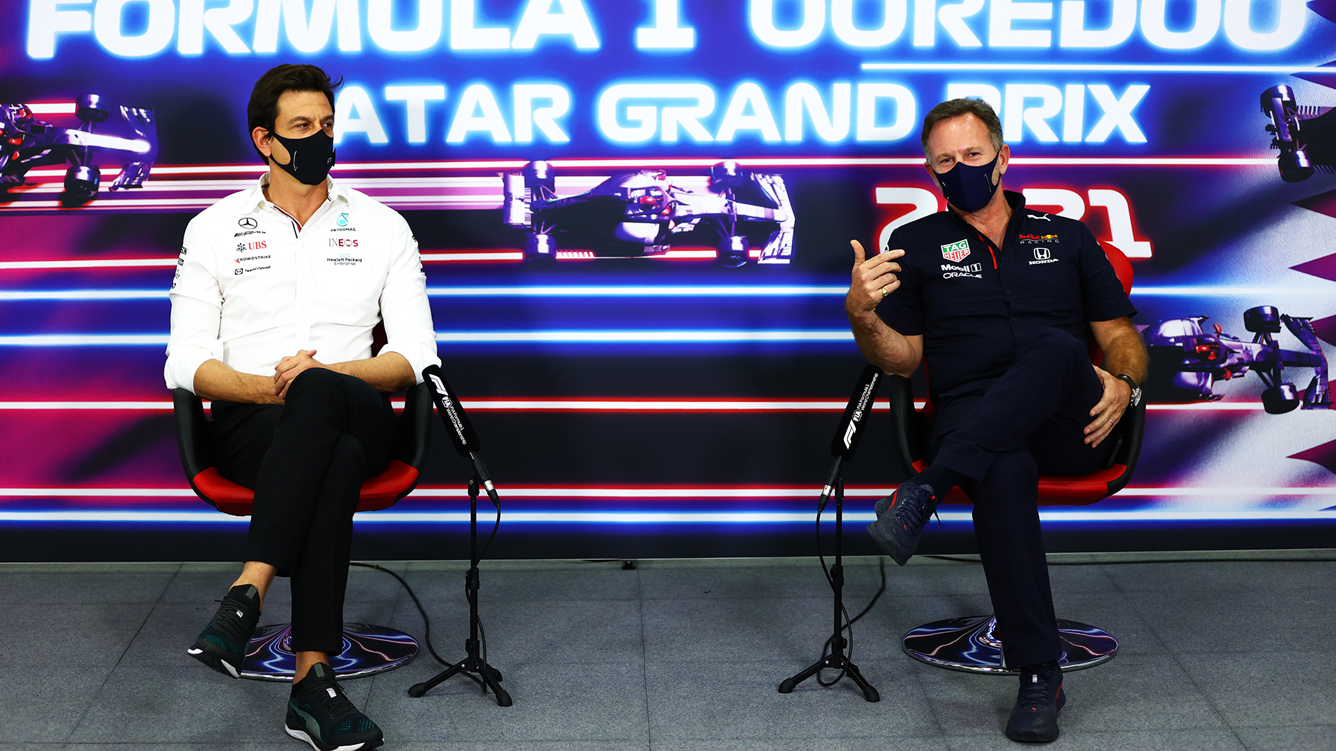 La conferencia de prensa de Chris Horner (derecha) y Toto Wolff (izquierda) en la previa del Gran Premio de Qatar