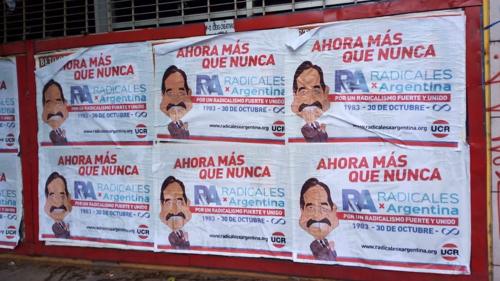 Tras el acto de la UCR en Costa Salguero, la ciudad de Buenos Aires amaneció empapelada con afiches de Raúl Alfonsín