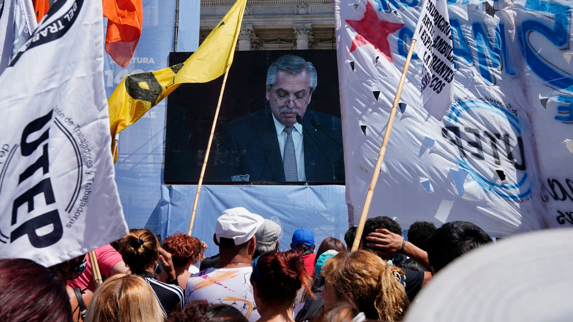 Muchos militantes pudieron seguir el discurso de Alberto Fernández a través de pantallas gigantes (Franco Fafasuli)
