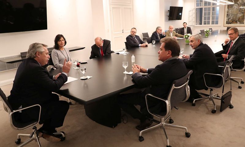 El presidente Fernández conversa con el CEO de la agroexportadora Vicentin, Sergio Nardelli, durante una reunión en Olivos, en junio pasado