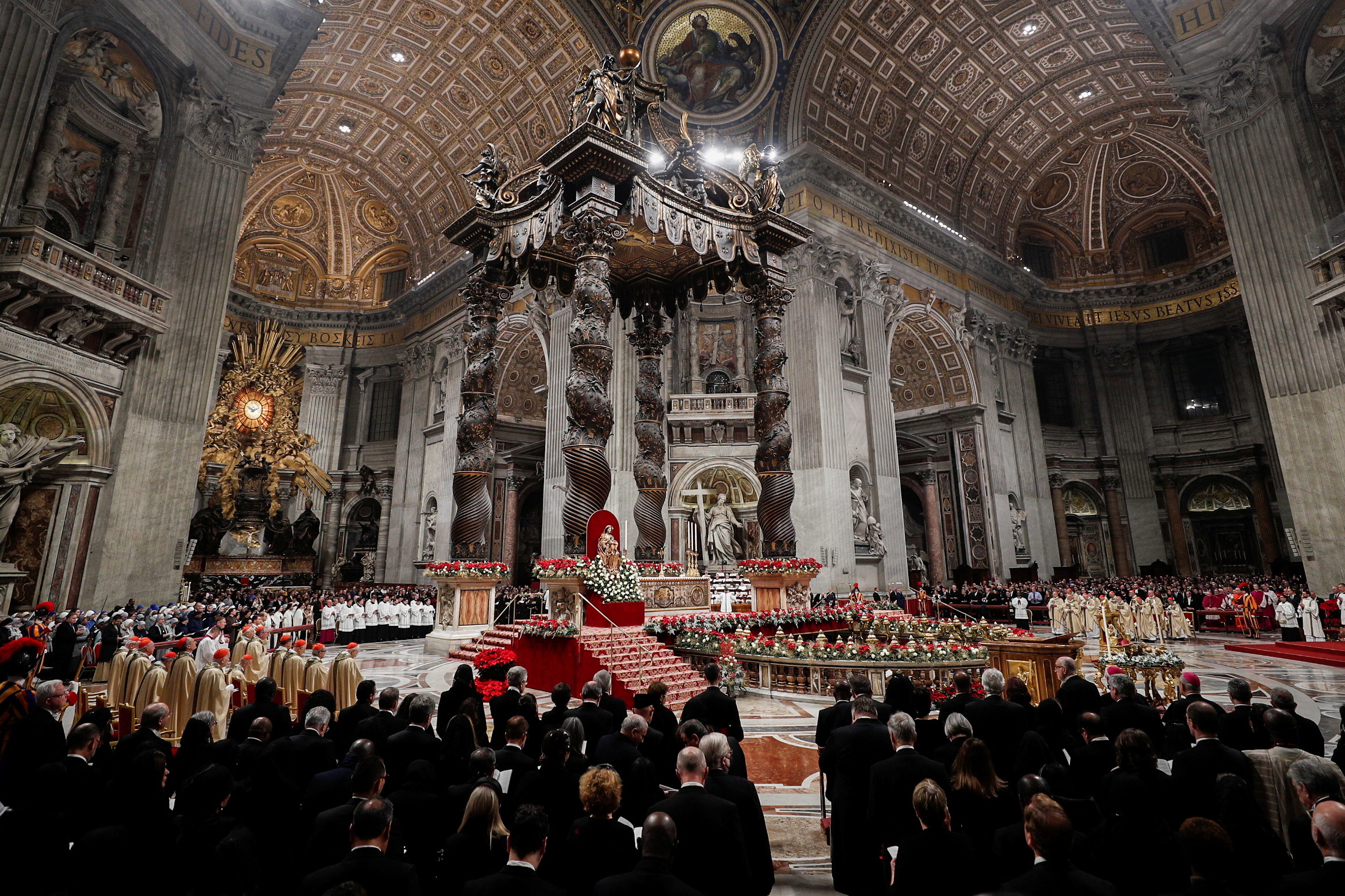 Vista general del interior de la Basílica de San Pedro mientras el Papa Francisco celebra la misa de Nochebuena en el Vaticano, 24 de diciembre de 2022(REUTERS)
