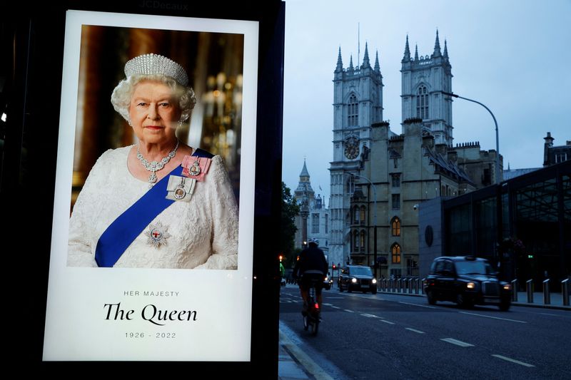 Un retrato de la reina Isabel en una parada de autobús fuera de la Abadía de Westminster, tras el fallecimiento de la reina Isabel, en Londres, Reino Unido, 9 de septiembre de 2022. REUTERS/John Sibley
