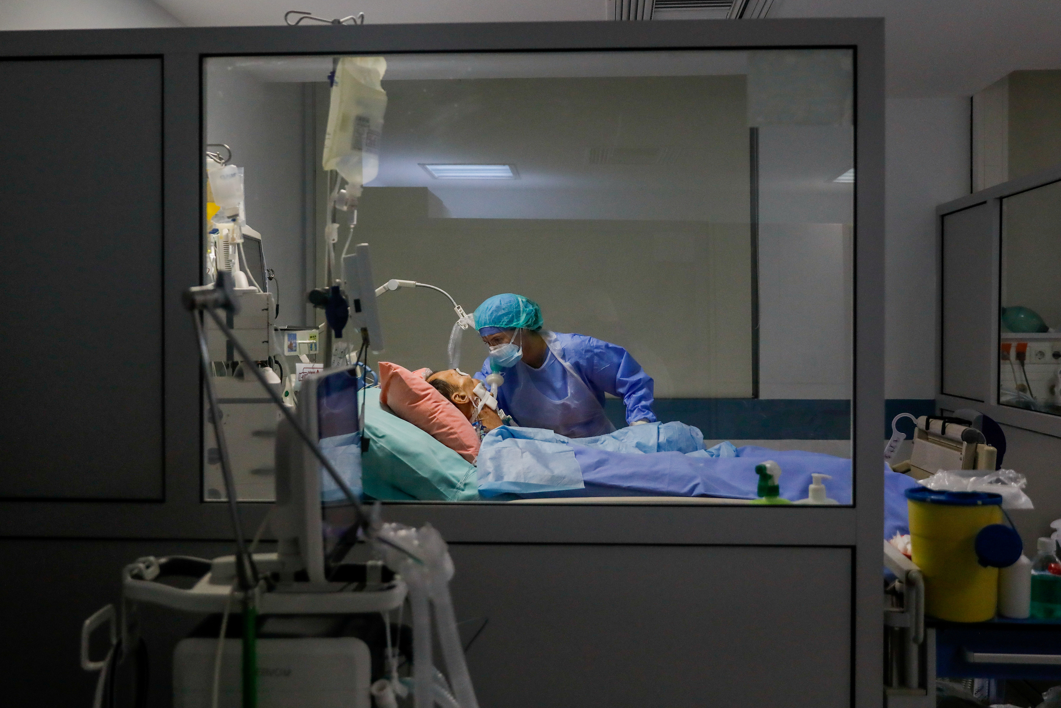 Un trabajador médico que usa equipo de protección personal cuida a un paciente en la unidad de cuidados intensivos (UCI) del hospital Sotiria en Atenas (Reuters)