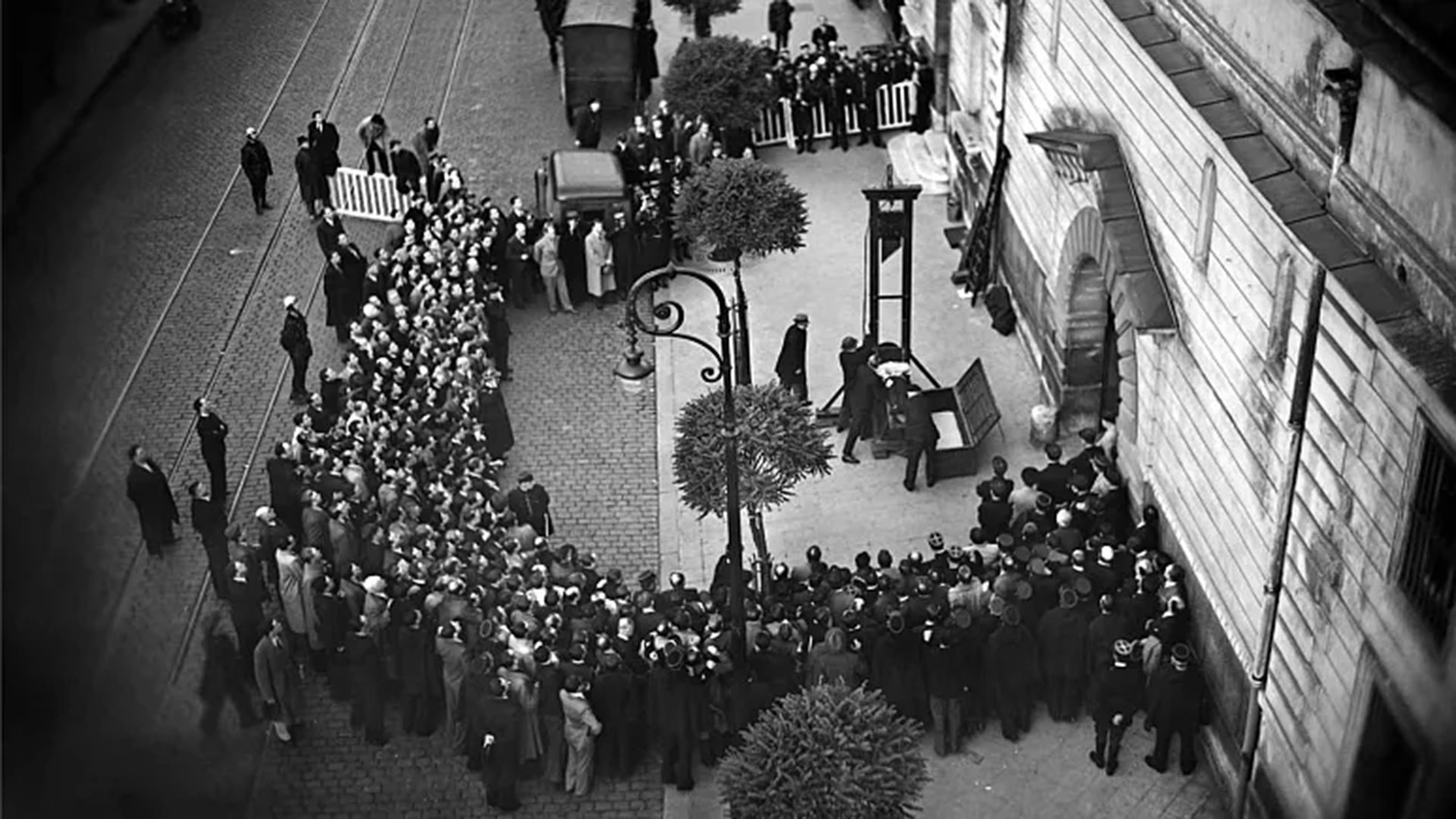 El momento en que Eugen Weidmann es ejecutado. La gente gritó ante el horroroso espectáculo, y mojó sus pañuelos y bufandas en la sangre del criminal para llevárselas como souvenir (© Collection Roger-Viollet / Roger-Viollet via AFP)