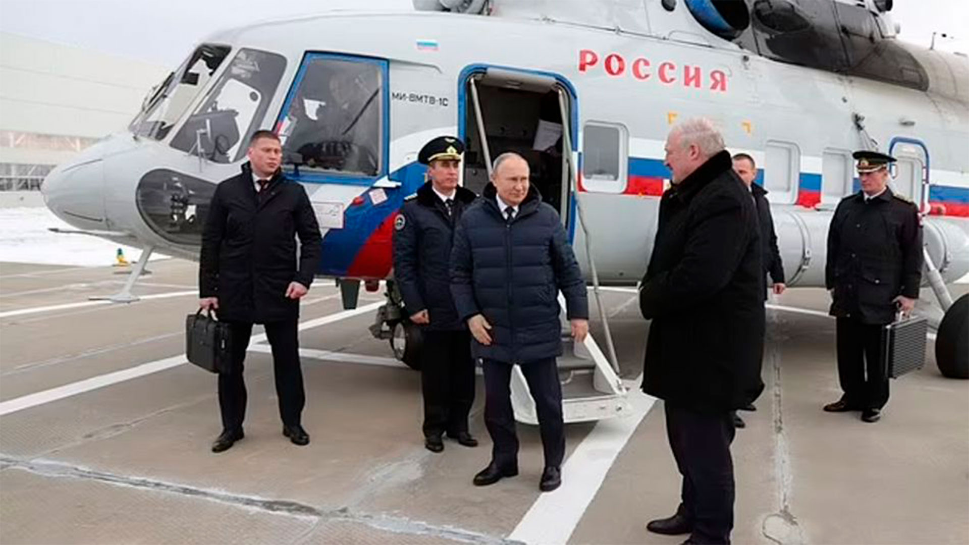 Vadim Zimin con el "maletín nuclear" de Vladímir Putin