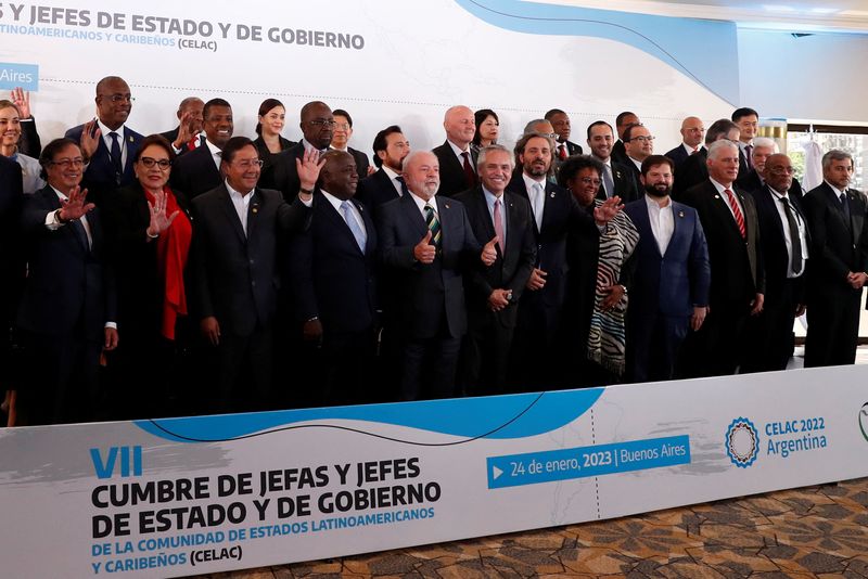 Líderes de América Latina y el Caribe posan para la foto de familia durante la VII Cumbre de Jefas y Jefes de Estado y de Gobierno de la Comunidad de Estados Latinoamericanos y Caribeños (CELAC), en Buenos Aires, el 24 de enero de 2023. REUTERS/Agustin Marcarian