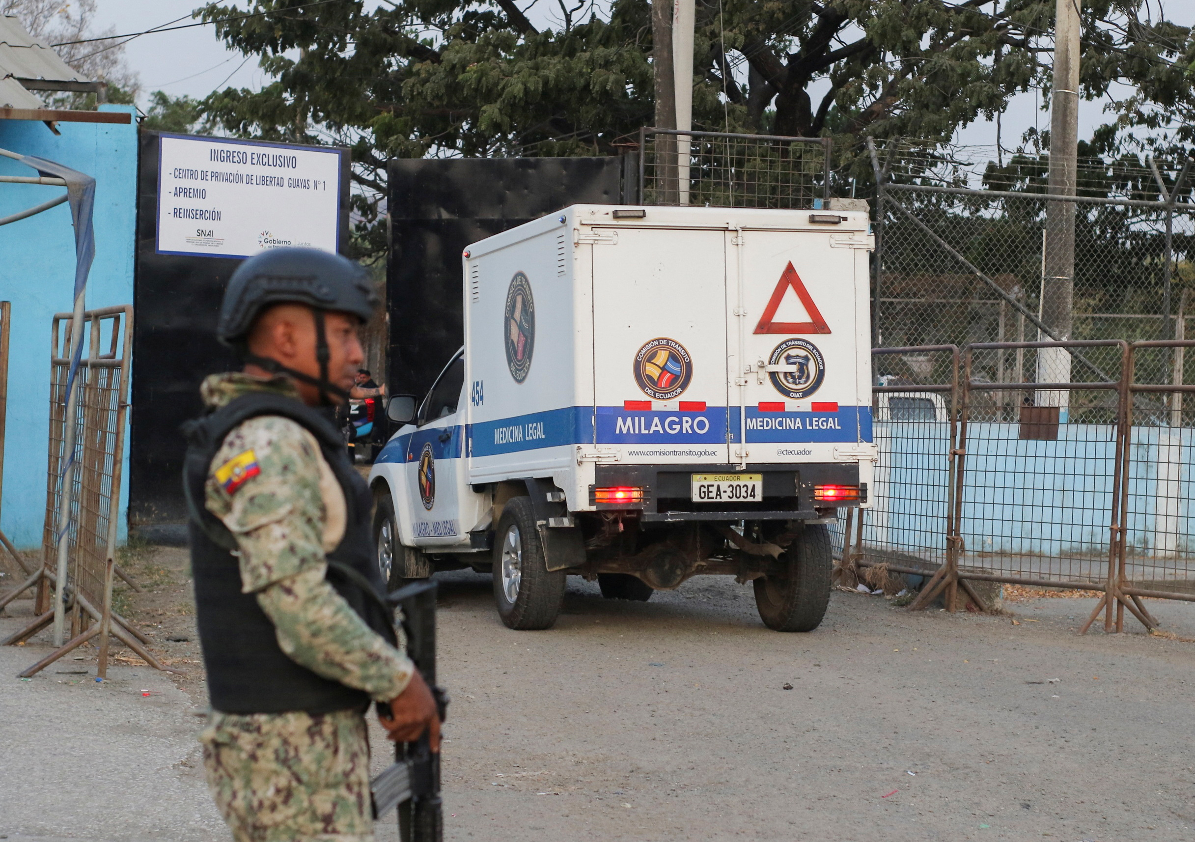 Un soldado hace guardia mientras un vehículo con técnicos forenses ingresa a la prisión durante un motín, en Guayaquil, Ecuador, el 5 de octubre de 2022. REUTERS/Gerardo Menoscal 