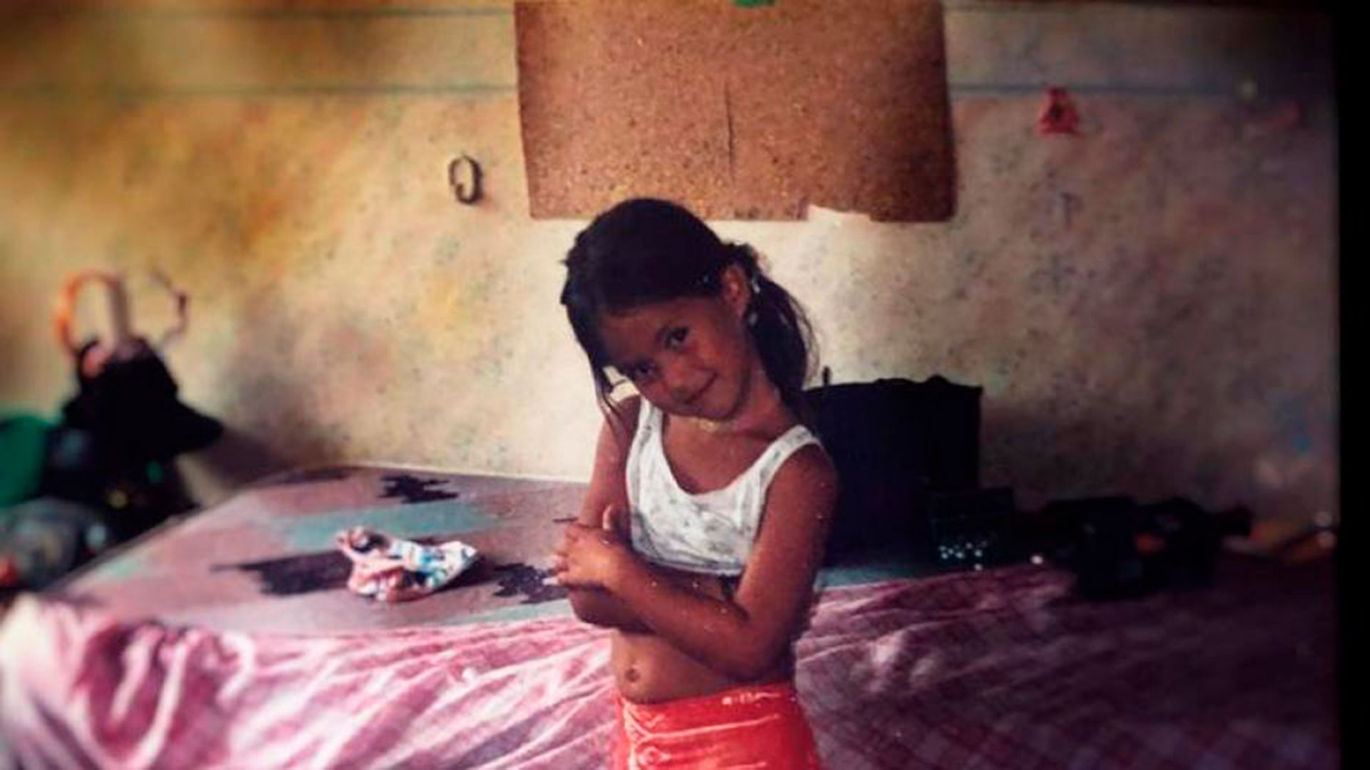 Flor Vigna, de 7 años, en el cuarto de la casa de Floresta, en el que creció