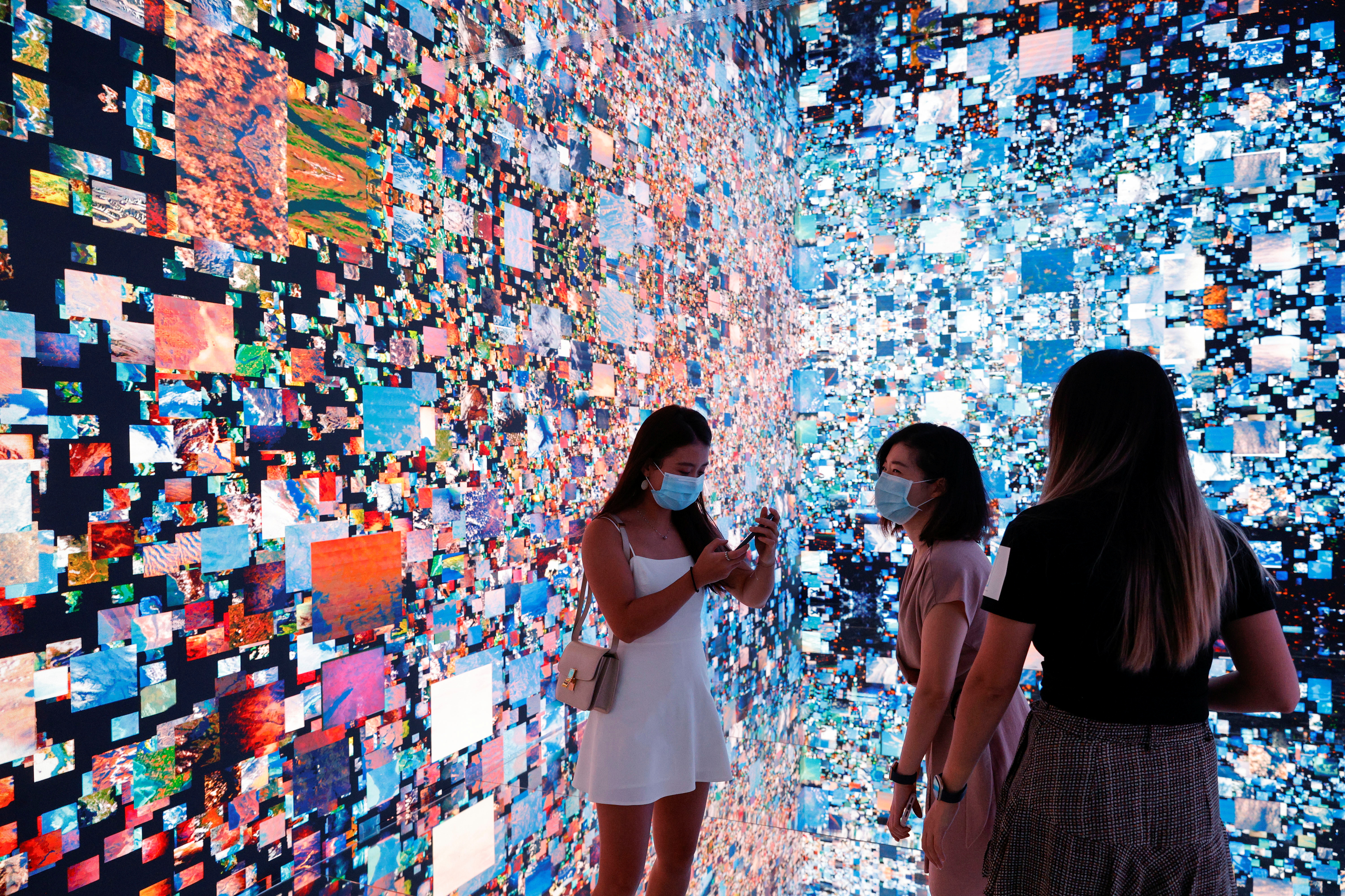La instalación de arte inmersiva titulada "Machine Hallucinations - Space: Metaverso" del artista mediático Refik Anadol, que se convertió en NFT y se subastó en línea en Sotheby's, en la Feria de Arte Digital, en Hong Kong, China, el 30 de septiembre de 2021 (REUTERS/Tyrone Siu)