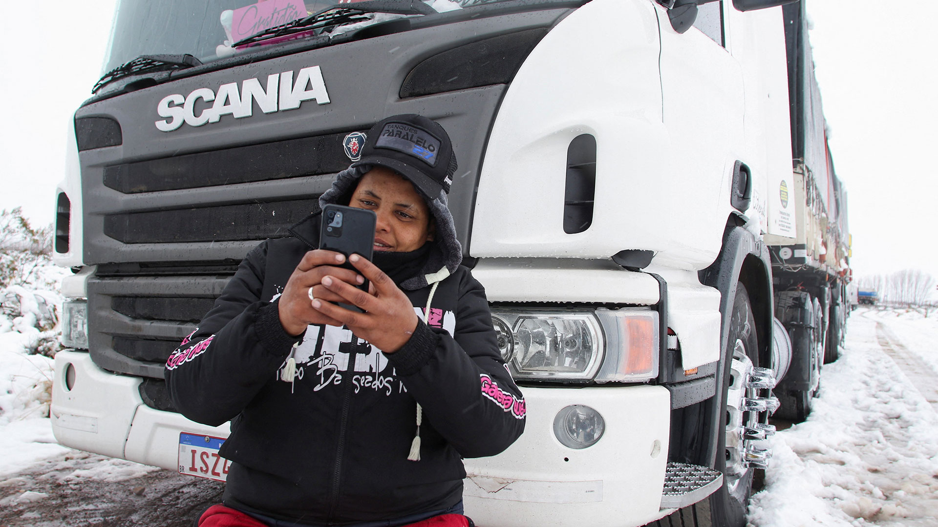 El camionero Dariane Loch Bolson, de 38 años, filma un video mientras está varado sobre la ruta 7 en Pedriel, Mendoza, para mandarle a su familia
