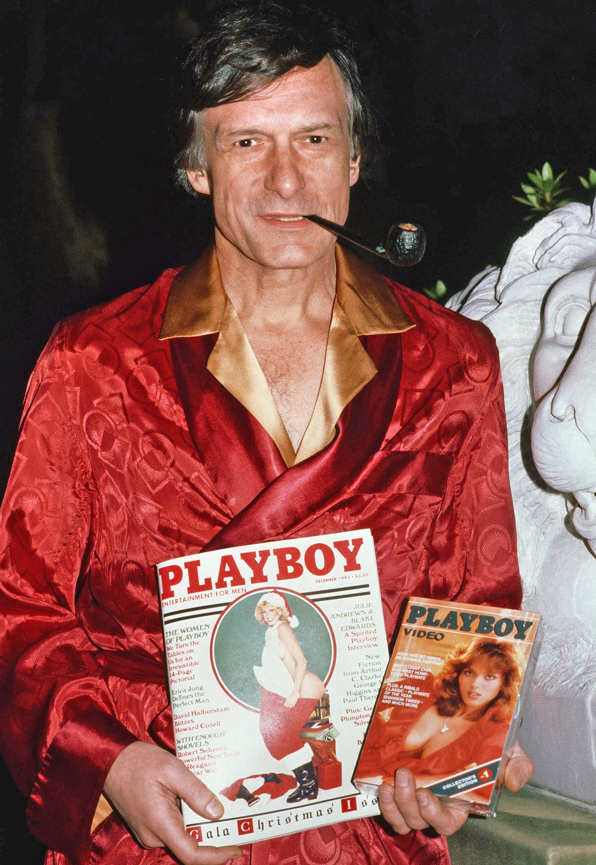 La primera revista Playboy salió a la venta en 1953. Mandatory Credit: Photo by Nick Ut/AP/REX/Shutterstock (6555506a)
Playboy founder Hugh Hefner shown with a Playboy Magazine and Playboy video
Hugh Hefner, USA