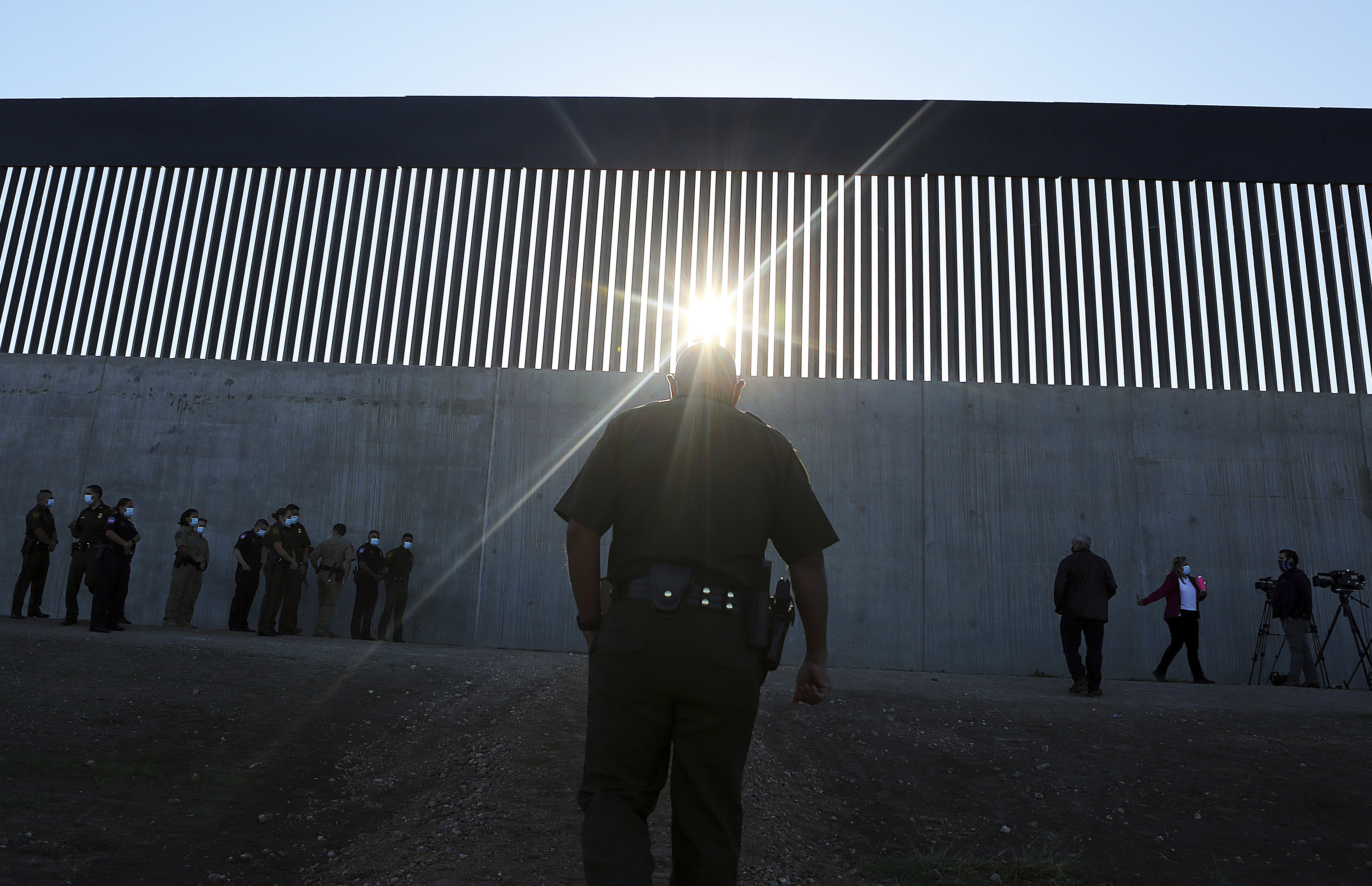 Un agente de la Patrulla Fronteriza de Estados Unidos camina hacia una nueva sección del muro fronterizo antes de la llegada del secretario interino de Seguridad Nacional, Chad Wolf, el jueves 29 de octubre de 2020, en McAllen, Texas. (Joel Martinez/The Monitor vía AP)