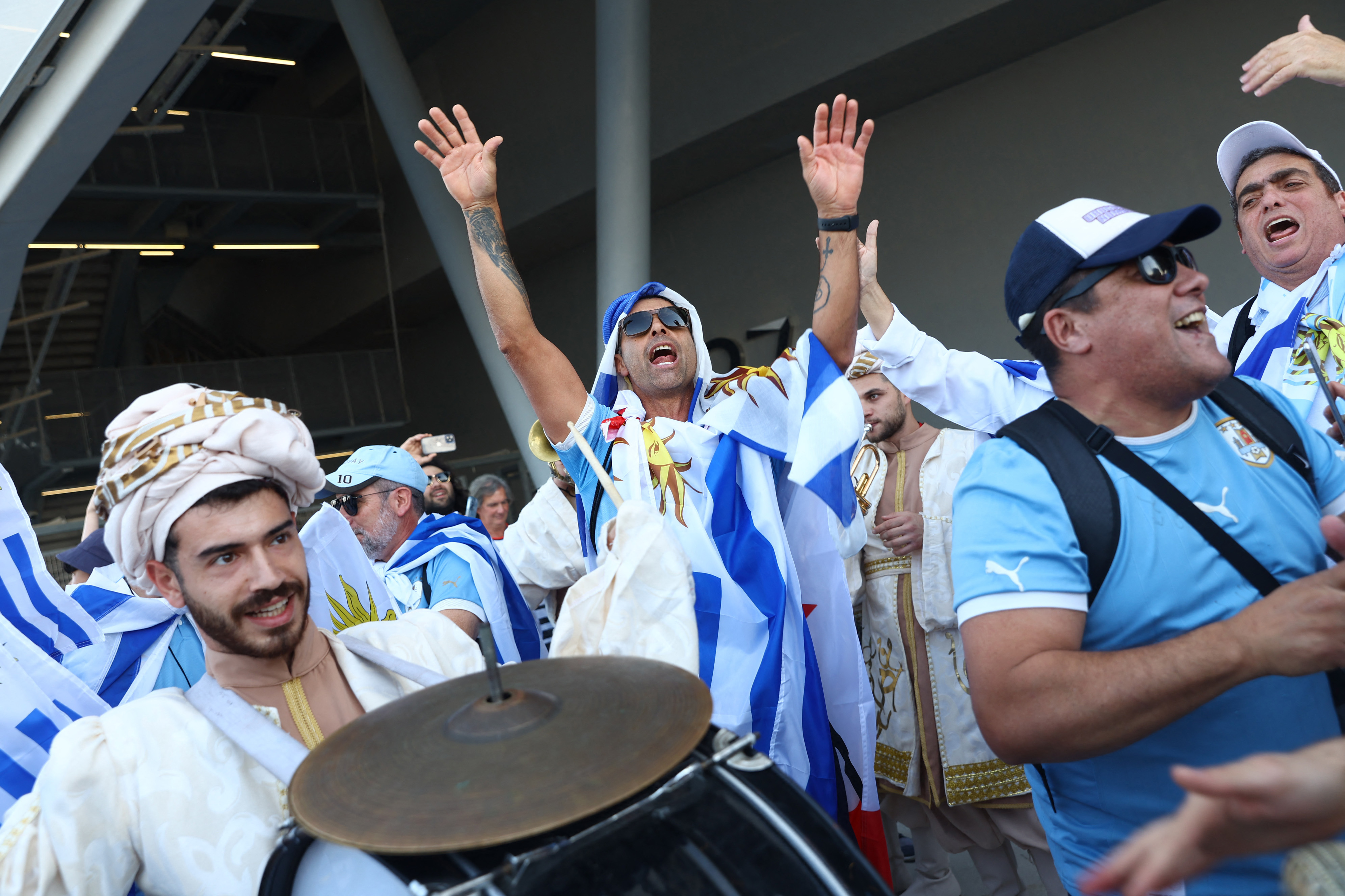 Los hinchas uruguayos llegan al Education City Stadium para alentar a su selección (REUTERS/Bernadett Szabo)