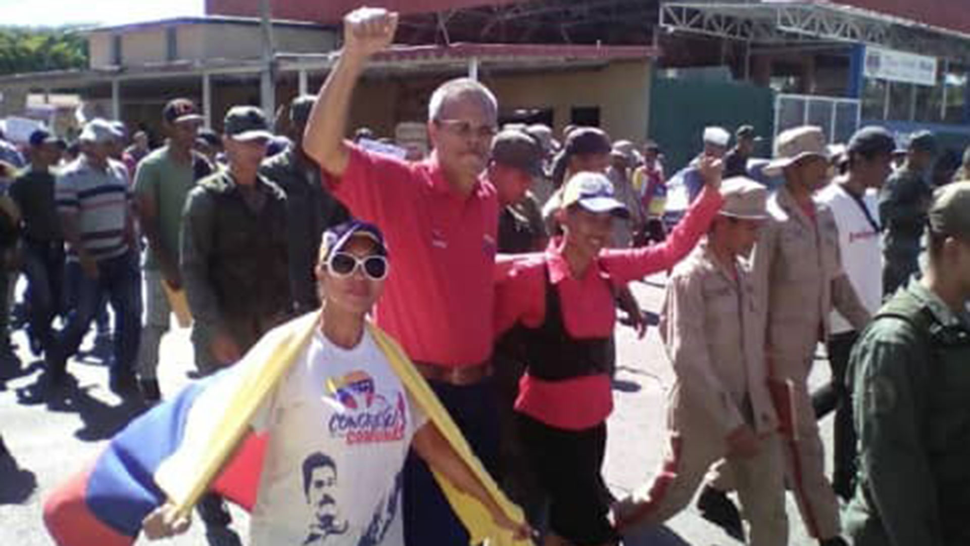 Carmelo, de rojo y con la mano en alto, fue dirigente de la revolución pero no recibió honores de jerarcas del PSUV