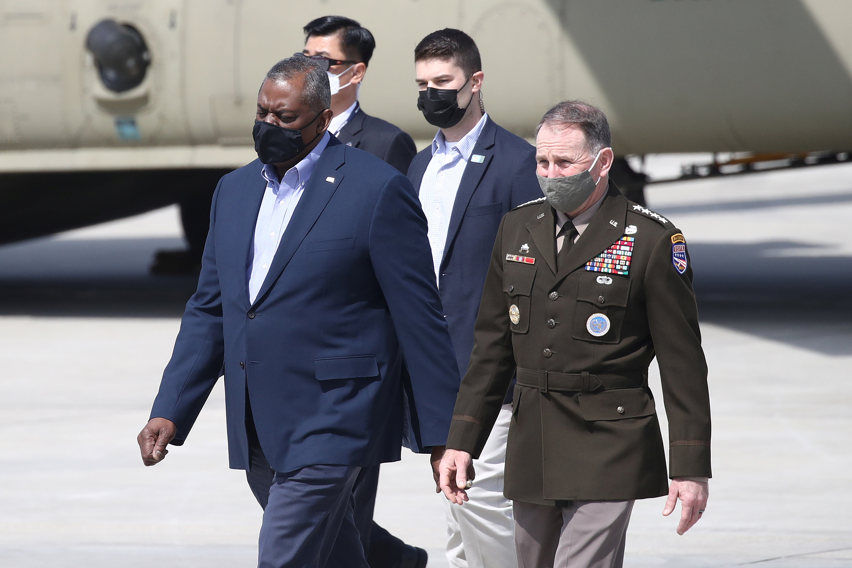 El secretario de Defensa de Estados Unidos, Lloyd Austin al llegar a la base aérea de Osan en Pyeongtaek, Corea del Sur, el 17 de marzo de 2021. Chung Sung-Jun / Pool vía Reuters
