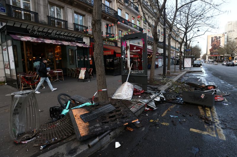 Una valla rota y daños se ven en una calle el día después de los enfrentamientos durante las protestas por la reforma de las pensiones del Gobierno francés en París, Francia, 24 de marzo de 2023. REUTERS/Yves Herman