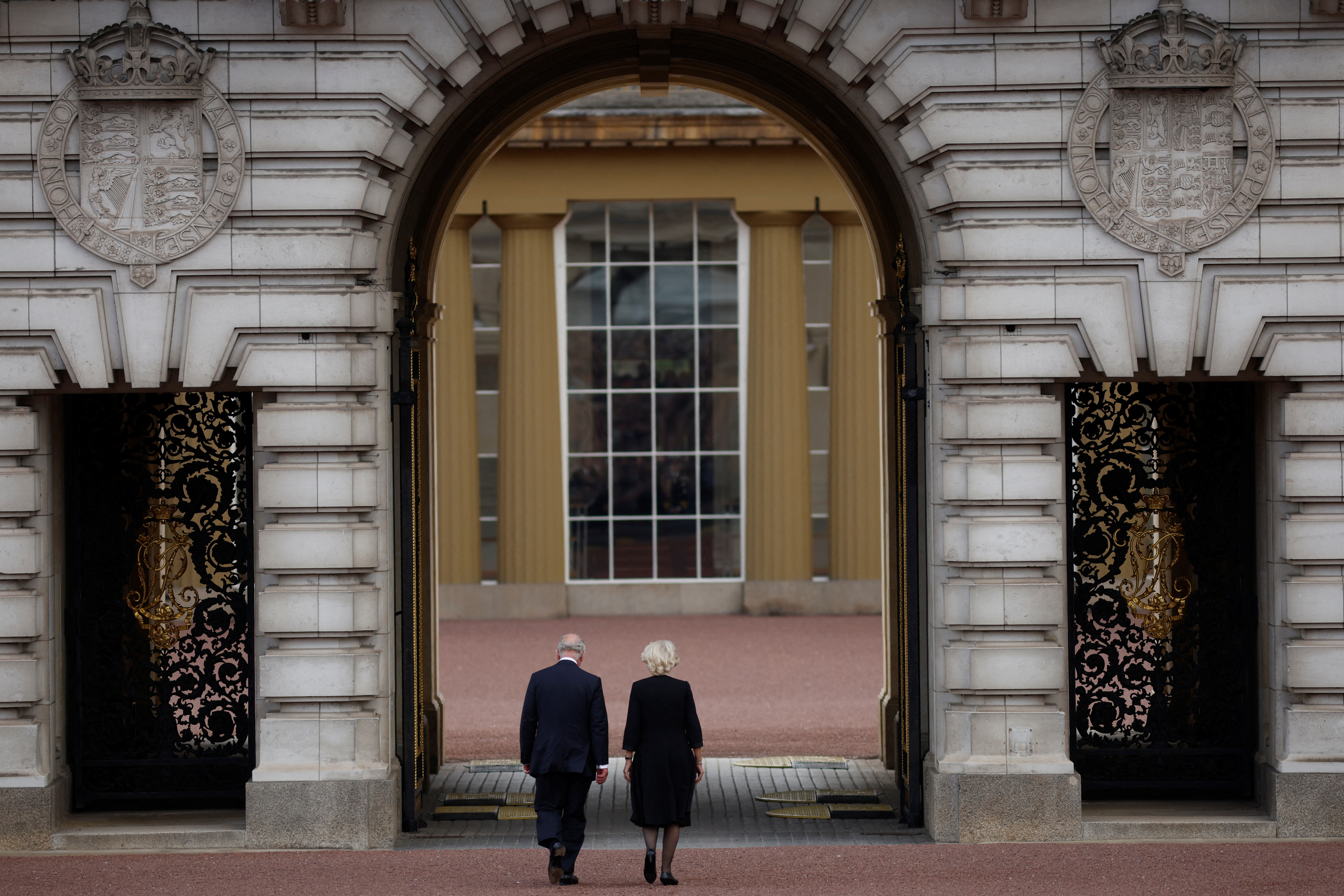 Carlos y Camilla ingresando al Palacio de Buckingham (REUTERS/John Sibley)