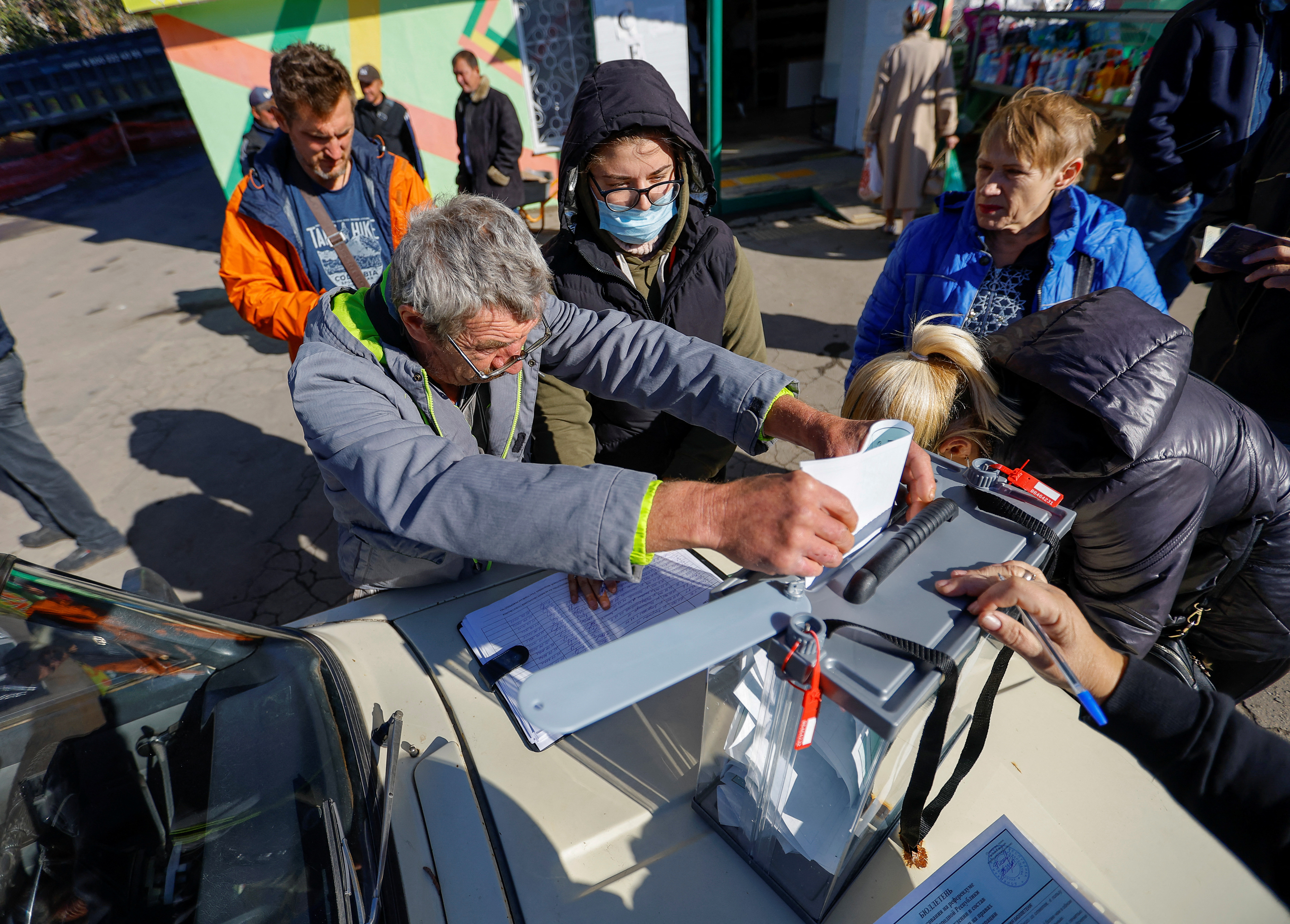 Terminan las votaciones en los referendos de anexión a Rusia en cuatro territorios separatistas de Ucrania REUTERS/Alexander Ermochenko