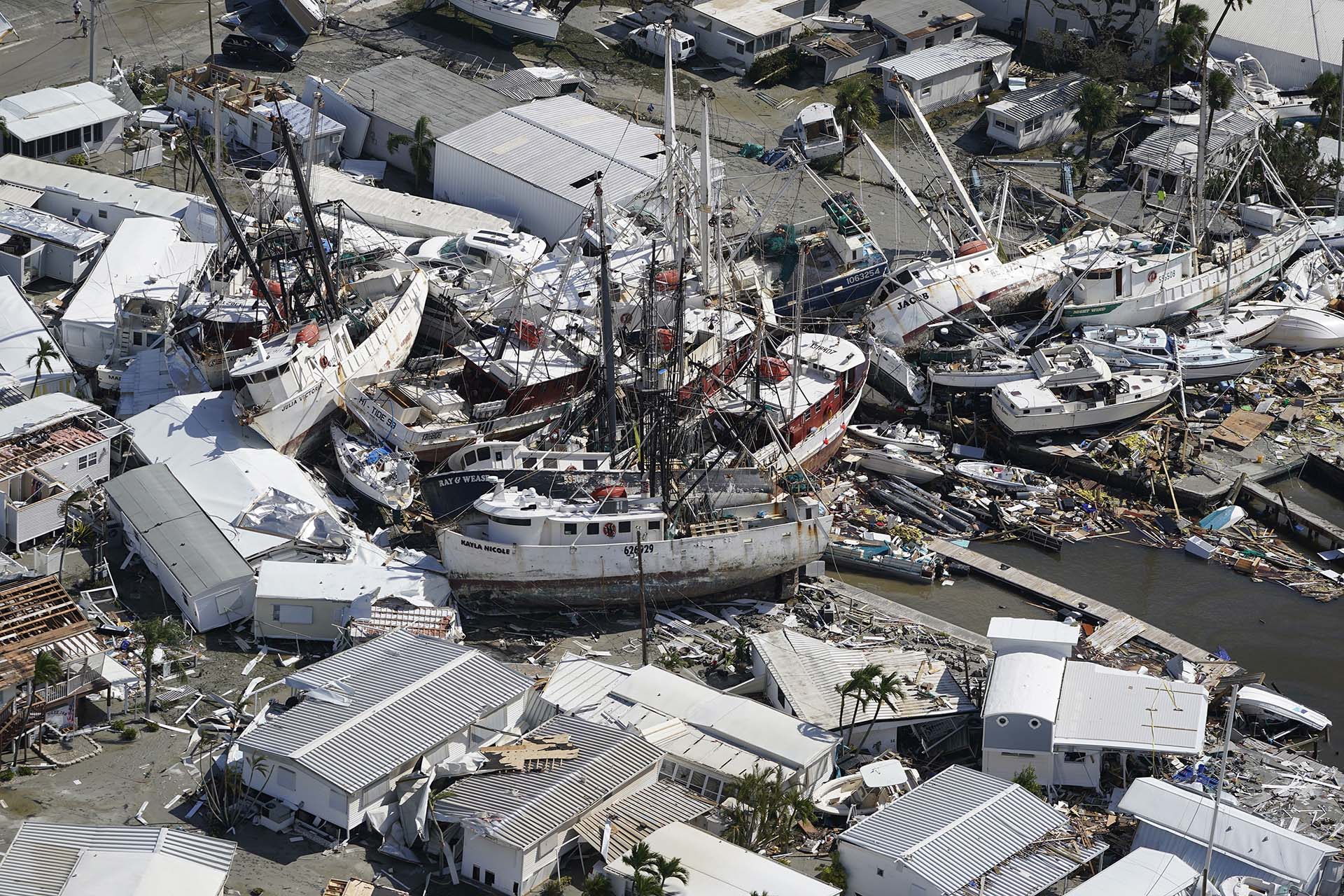 Barcos dañados y escombros se ven después del huracán Ian, el jueves 29 de septiembre de 2022, en Fort Myers, Florida. (AP Photo/Wilfredo Lee)