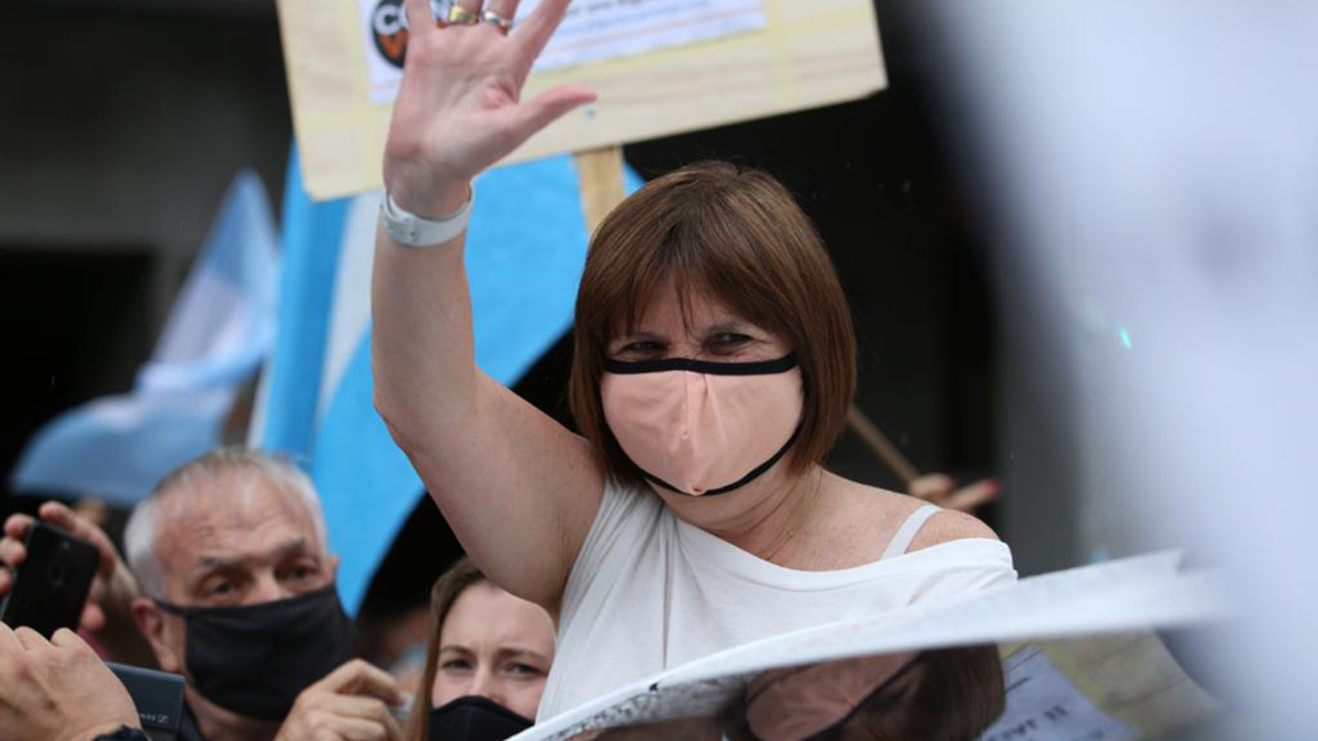 Desde el asiento del acompañante, y sacando el torso por la ventanilla, Bullrich agitó una bandera argentina, se sacó selfies con los cordobeses y saludó a las cámaras de televisión