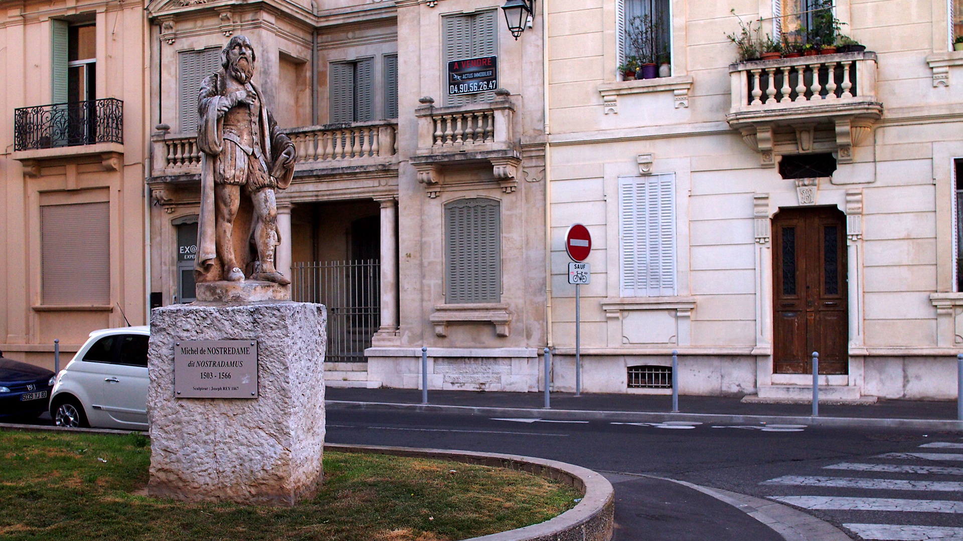 Una estatua de Nostradamus en Salon-de-Provence, el pueblo en el que falleció