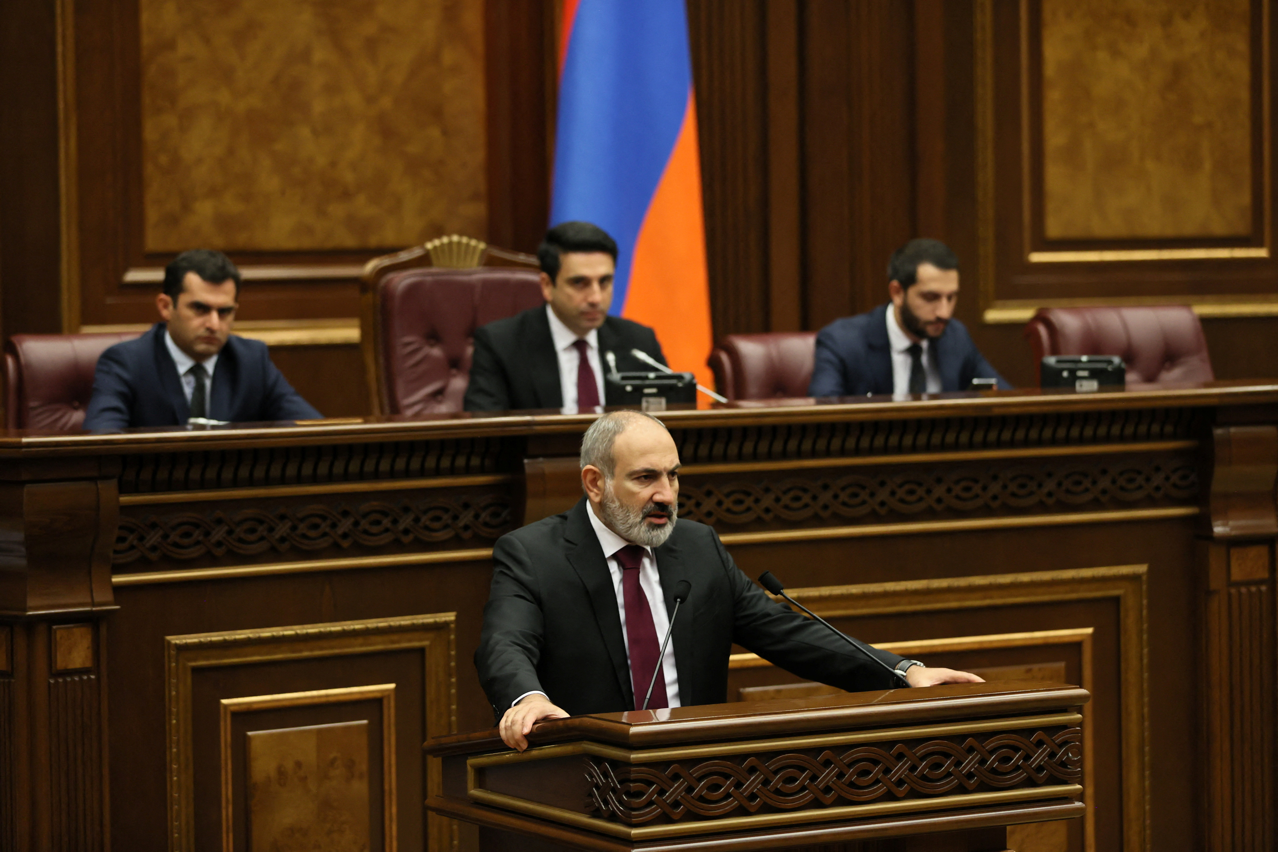 El primer ministro de Armenia, Nikol Pashinyan habla ante el Parlamento para relatar las novedades del frente con Azerbaiyán (Tigran Mehrabyan/PAN Photo via REUTERS)