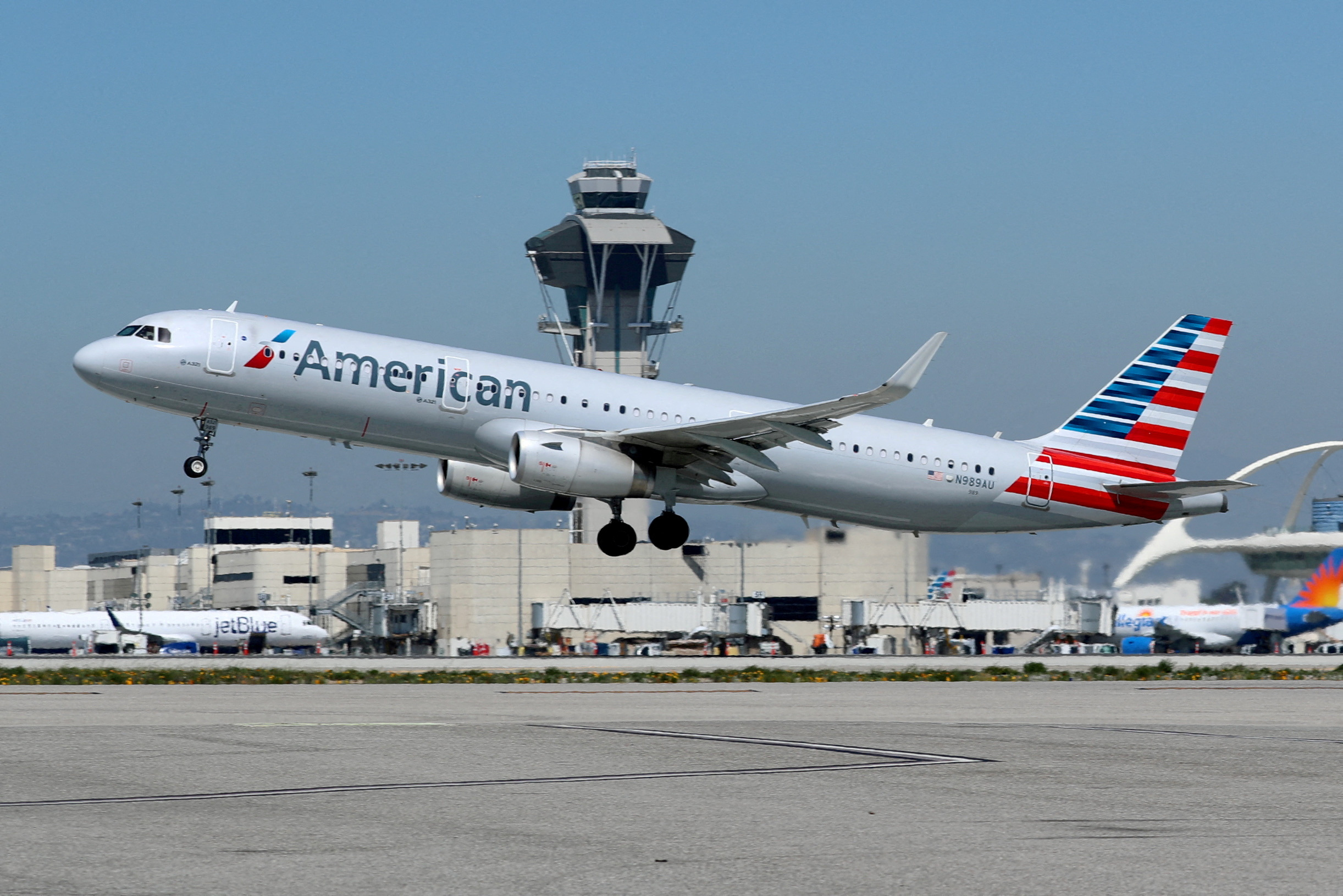 American Airlines, la aerolínea estadounidense con más presencia en el mercado aerocomercial argentino ocupó el puesto 6 del ranking. (REUTERS/Mike Blake//File Photo)