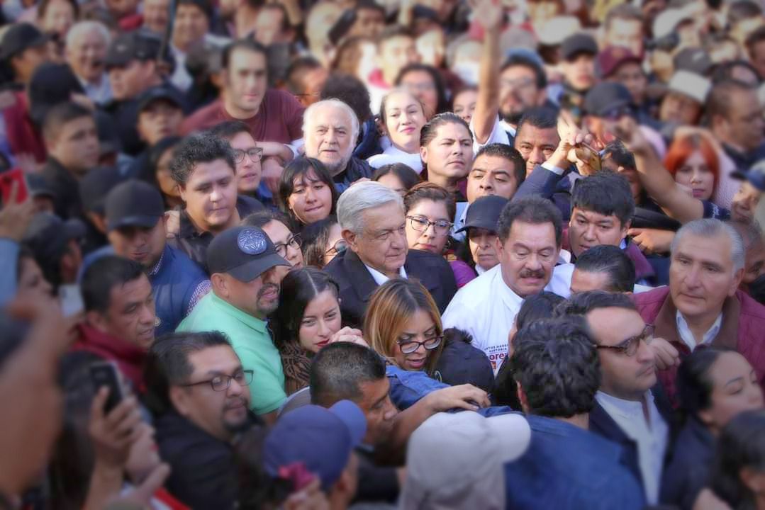 Marcha de AMLO: López Obrador intenta caminar entre empujones, caos y desorganización