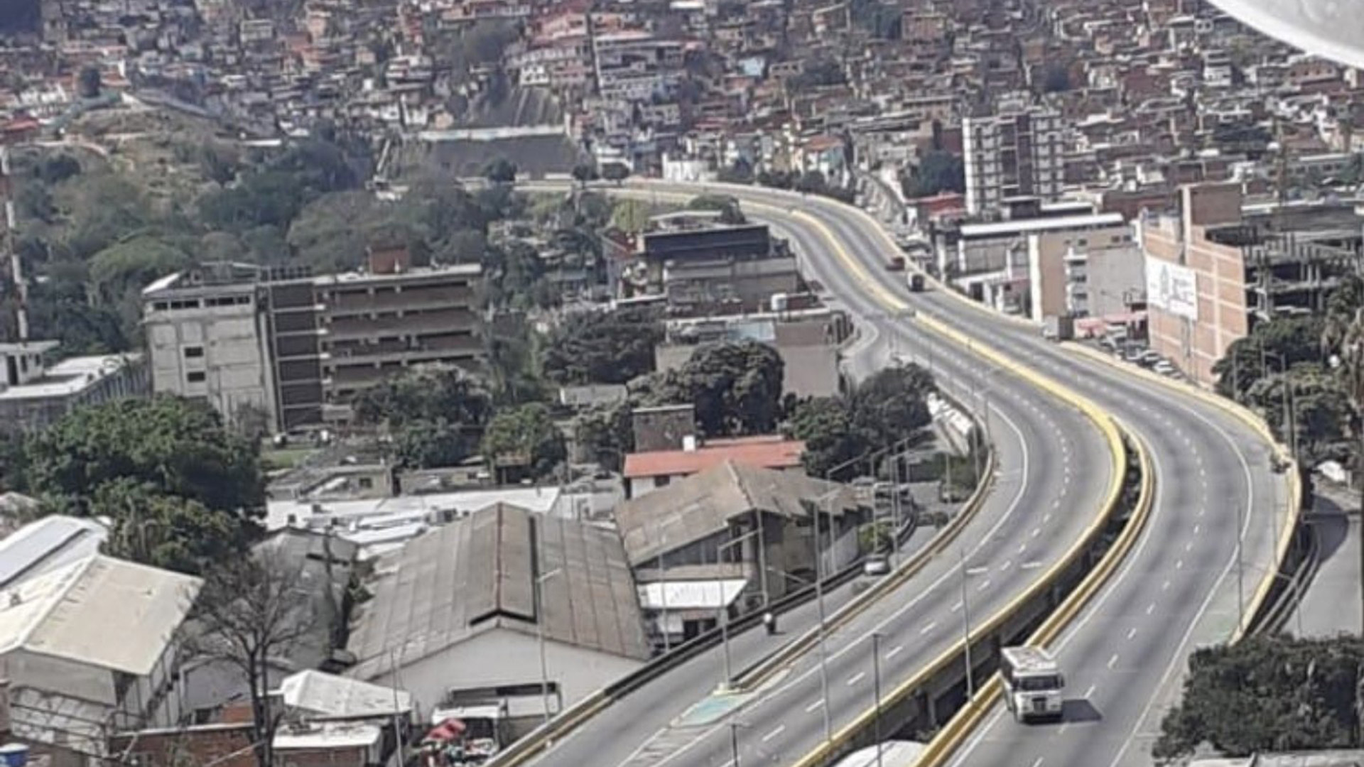 Un tramo vacío de la autopista en Petare por la balacera y el corte de accesos de las bandas armadas (Foto: Román Camacho)