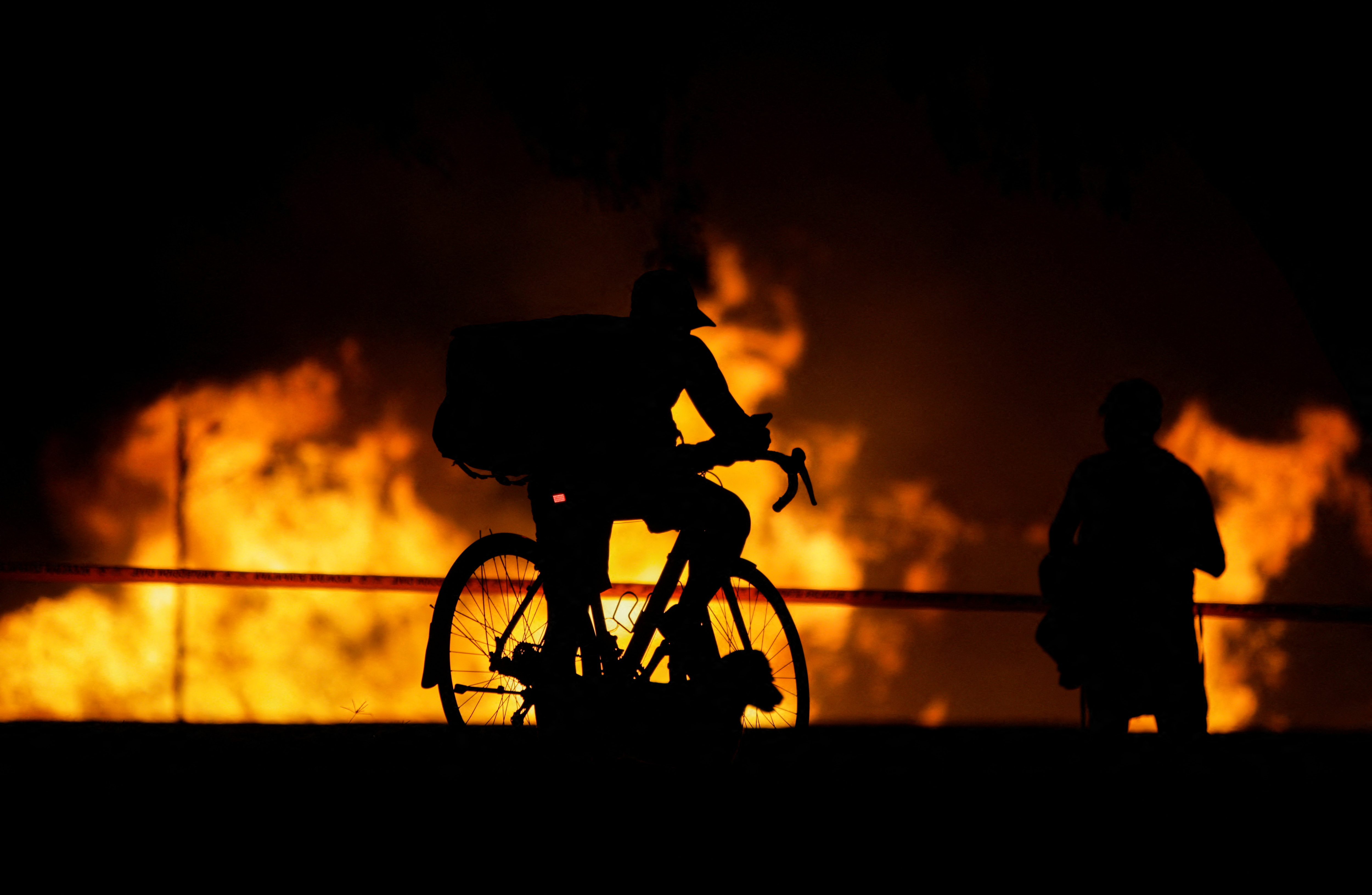 Miles de personas fueron sorprendidas por el incendio mientras circulaban por la zona. REUTERS/Luis Cortes