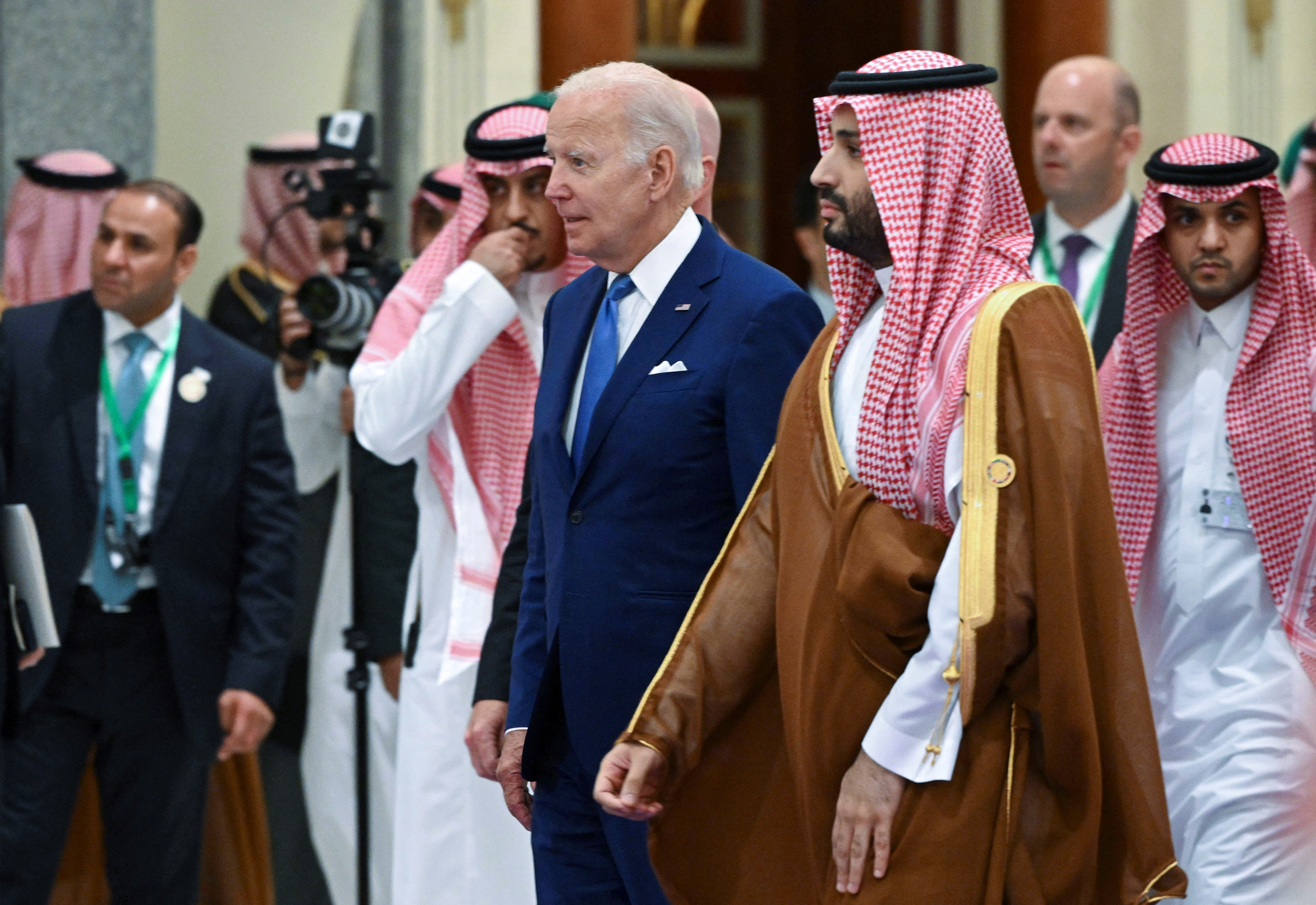 El presidente de Estados Unidos, Joe Biden, y el príncipe heredero saudí, Mohammed bin Salman, llegan para la foto de familia durante la Cumbre de Seguridad y Desarrollo de Jeddah (CCG+3) en un hotel de Jeddah, Arabia Saudí, el 16 de julio de 2022.  Mandel Ngan/Pool vía REUTERS