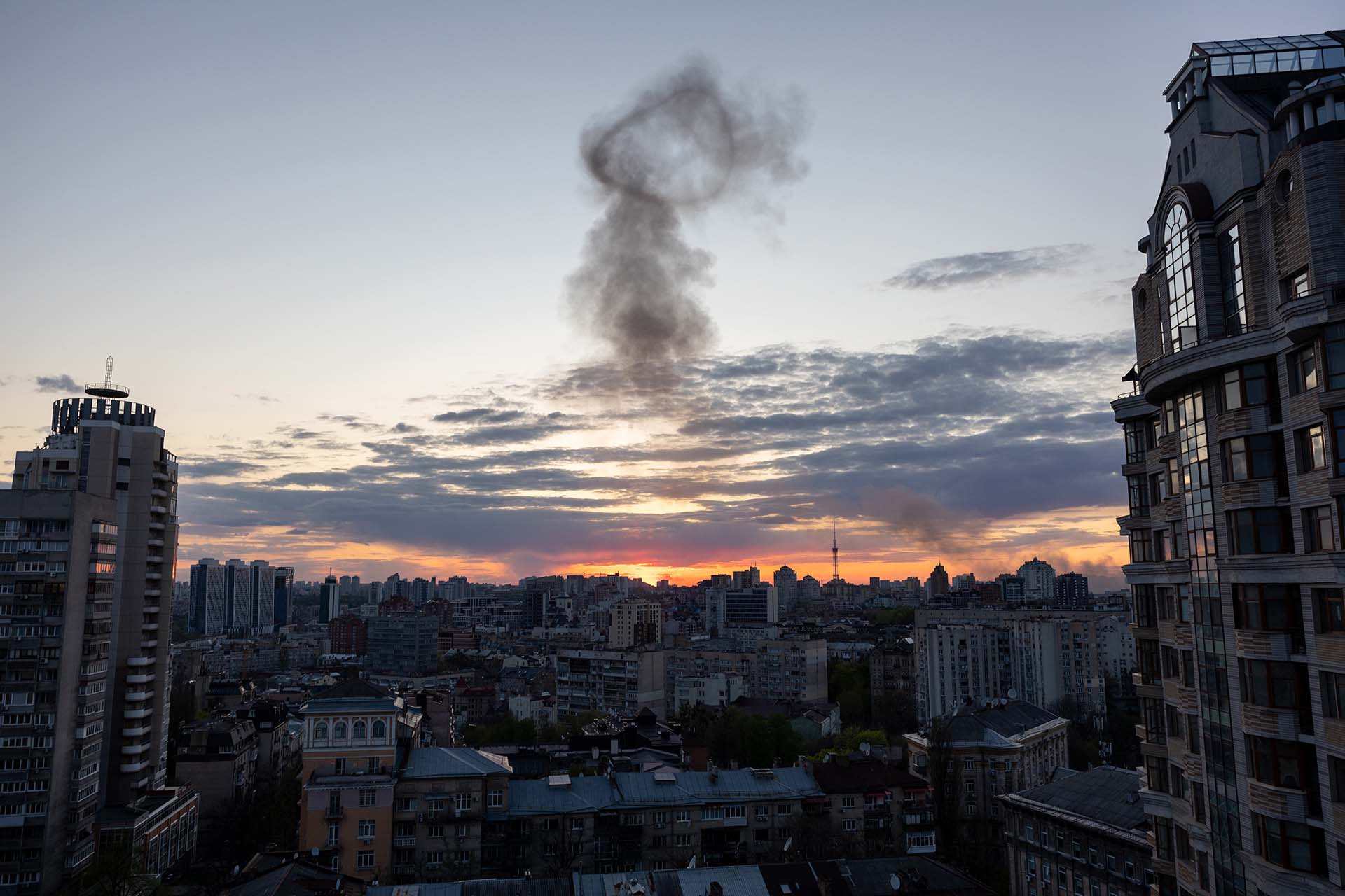 El humo se eleva después del impacto de un misil ruso en Kiev