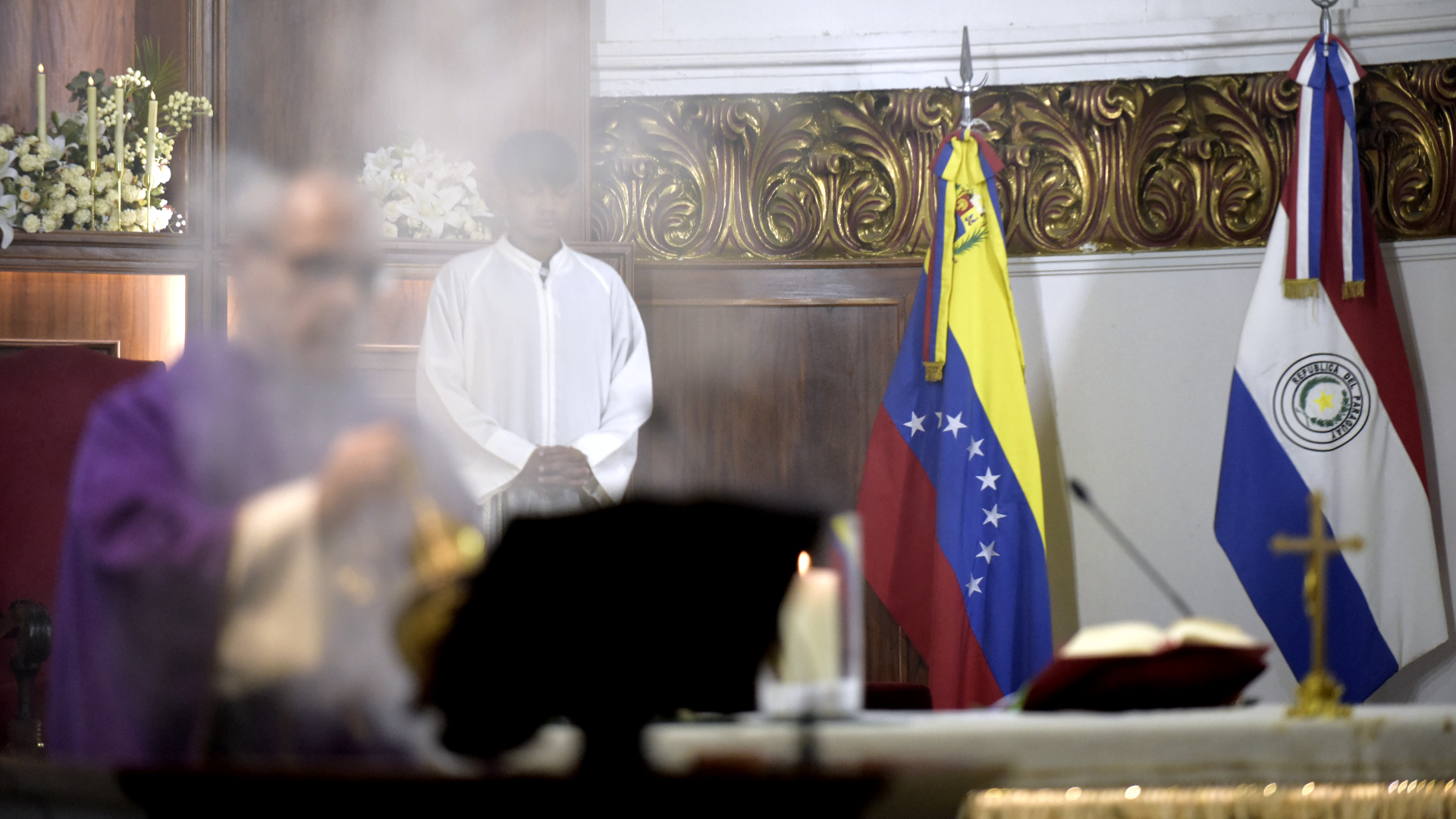 Terremotos en Venezuela: cr&oacute;nica de la misa porte&ntilde;a que reuni&oacute; a los migrantes y en la que no alcanzaron los pa&ntilde;uelitos de papel