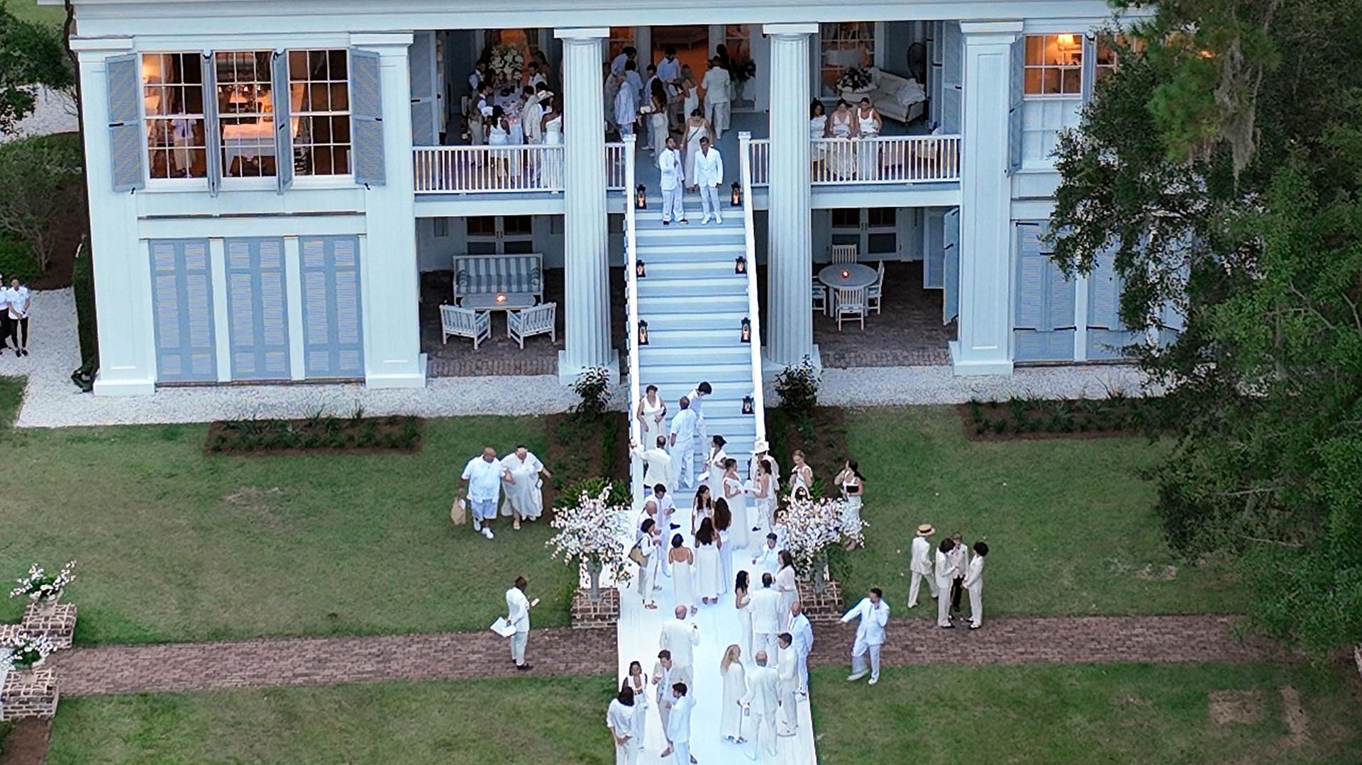 Todos los invitados vestidos de blanco llegan al cóctel de recepción de la boda de Ben y Jen, celebrada en la casa del actor en Savannah,  Georgia (The Grosby Group)