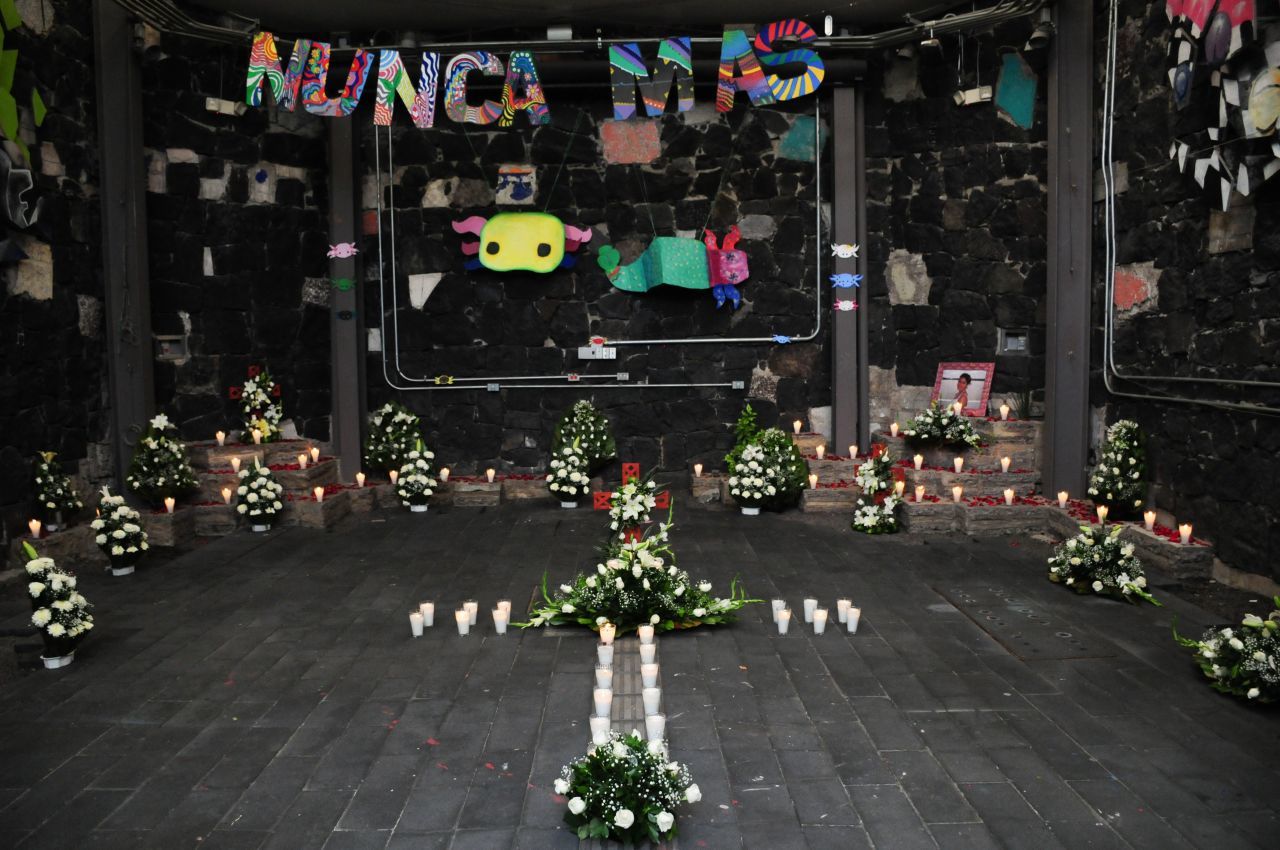 Altar colocado por las familias de las víctimas en la conmemoración del 13 aniversario de la tragedia. (FOTO: DANIEL AUGUSTO /CUARTOSCURO)