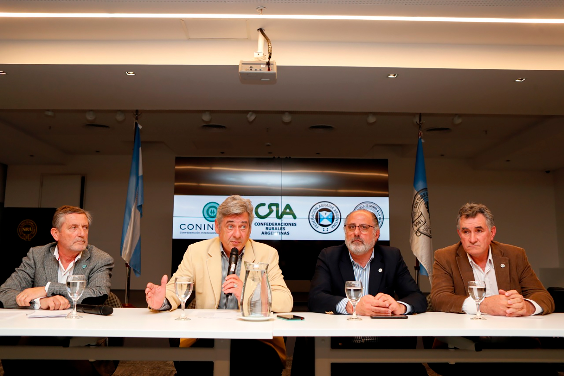 El presidente de la Sociedad Rural Argentina, Nicolás Pino (centro) junto con dirigentes de la Mesa de Enlace
