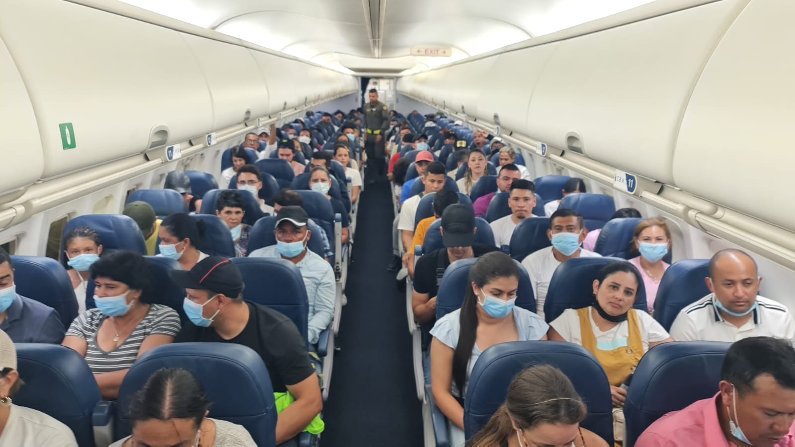 Users affected by the cessation of Ultra Air operations, travel on an Air Force plane from San Andrés.  Courtesy: Presidency of Colombia