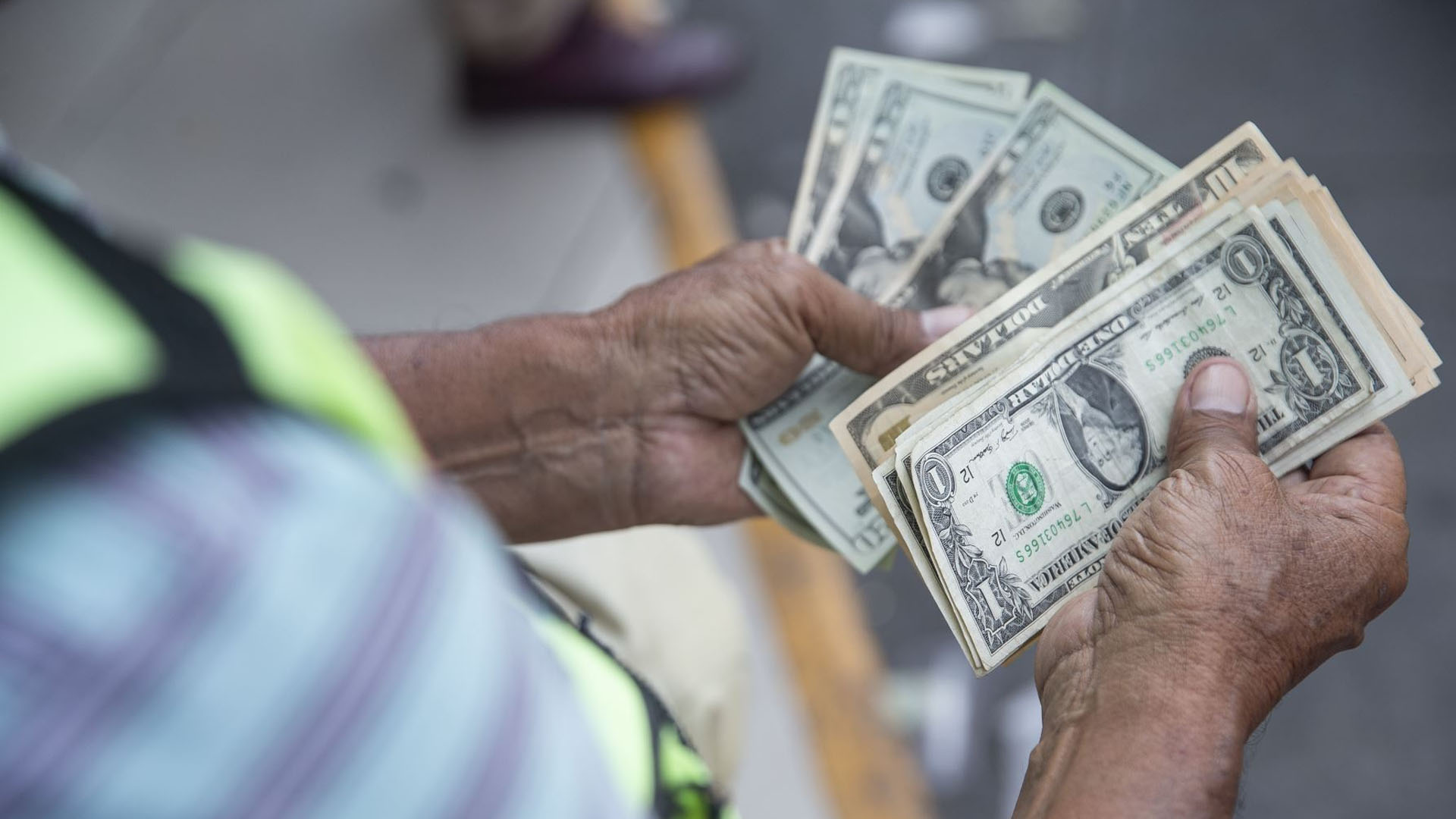 Los ahorristas buscan al dólar como refugio contra la inflación.