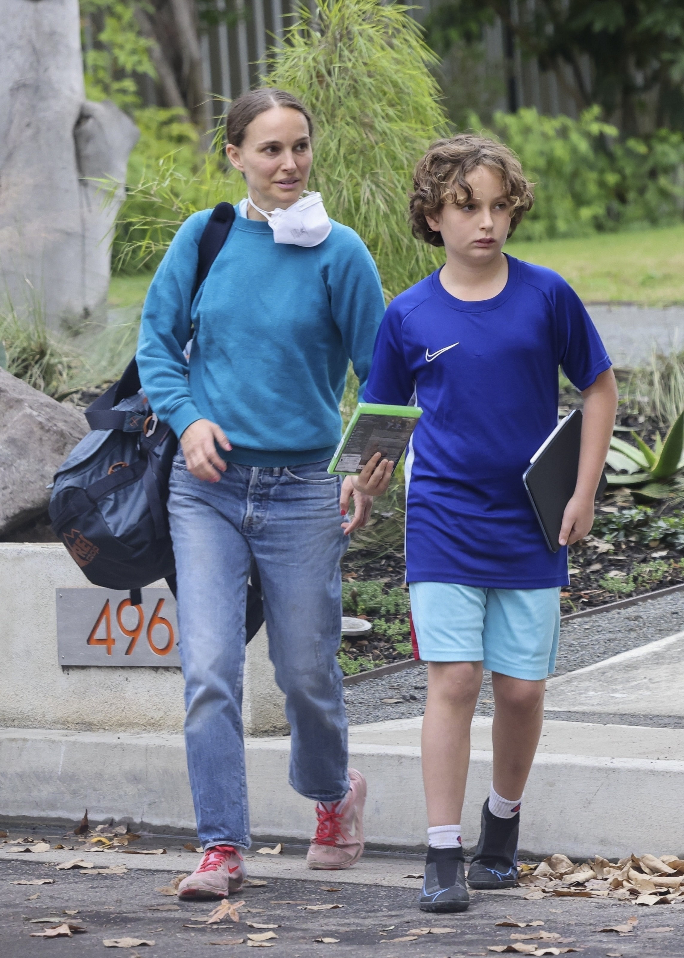 Natalie Portman fue fotografiada mientras llegaba a buscar a su hijo a la casa de un amigo en Los Ángeles luego de haber tenido una actividad deportiva. La actriz cargó el bolso del niño hasta su auto y regresaron a su hogar