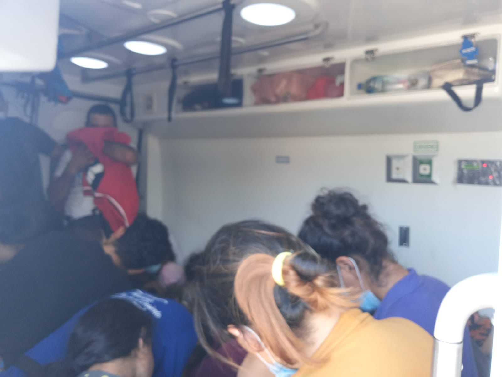 El INM detalló que el conductor se hizo pasar por un empleado del sector Salud (Foto: Instagram/@INAMI_mx)