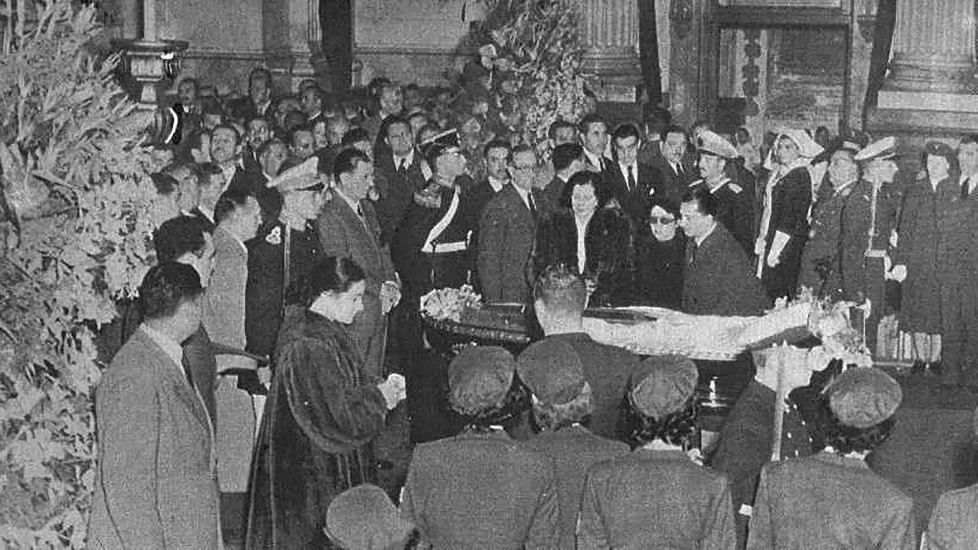 Juan Domingo Perón frente al féretro con los restos de Evita.