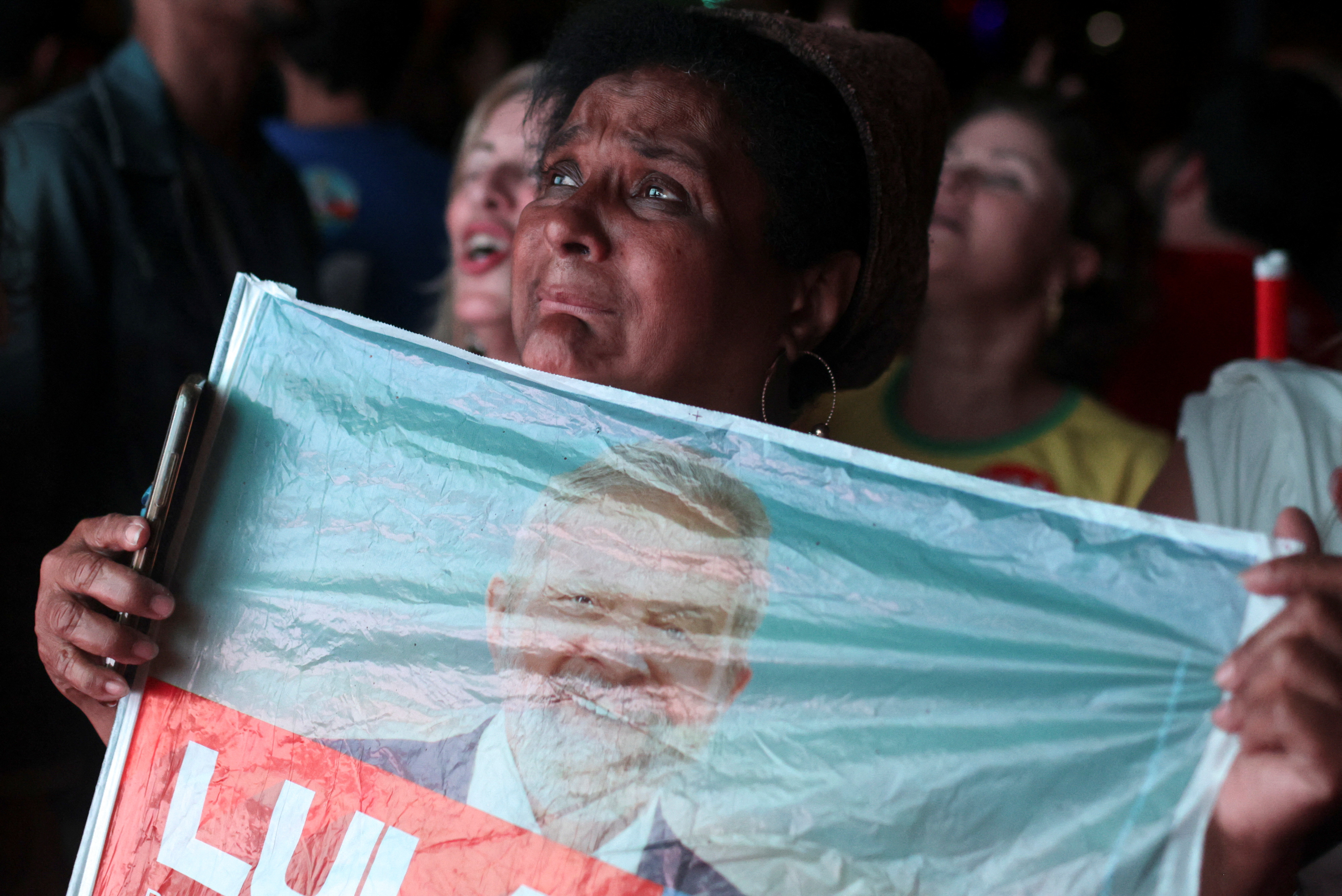 Los partidarios del ex presidente brasileño y candidato presidencial Luiz Inacio Lula da Silva reaccionan al conteo de votos en Río de Janeiro, Brasil, el 2 de octubre de 2022 (REUTERS/Ricardo Moraes)