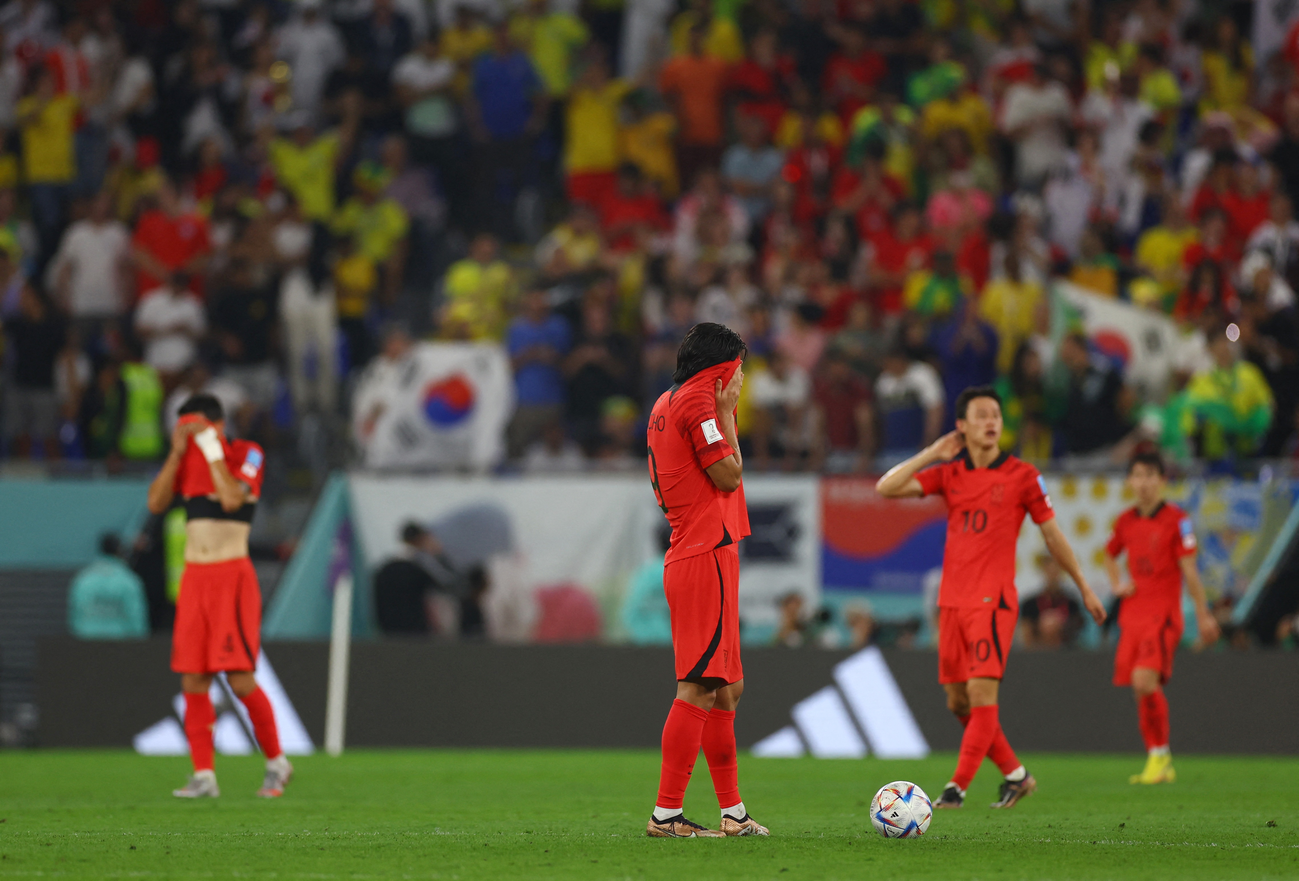El lamento de los coreanos luego del cuarto gol de Brasil. Foto: REUTERS/Kai Pfaffenbach