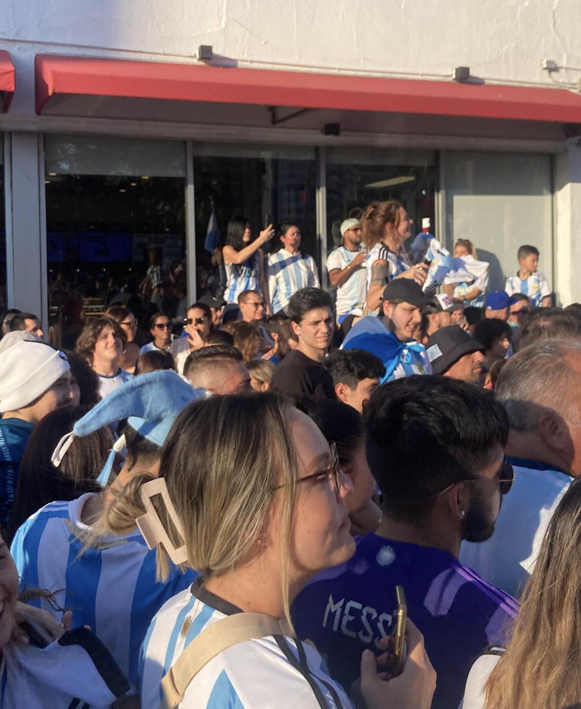 Manolo, el favorito de los hinchas argentinos, está en diagonal al Bandshell, en la esquina de Collins Ave y 73 St. (Foto Caro Álvarez para Infobae)