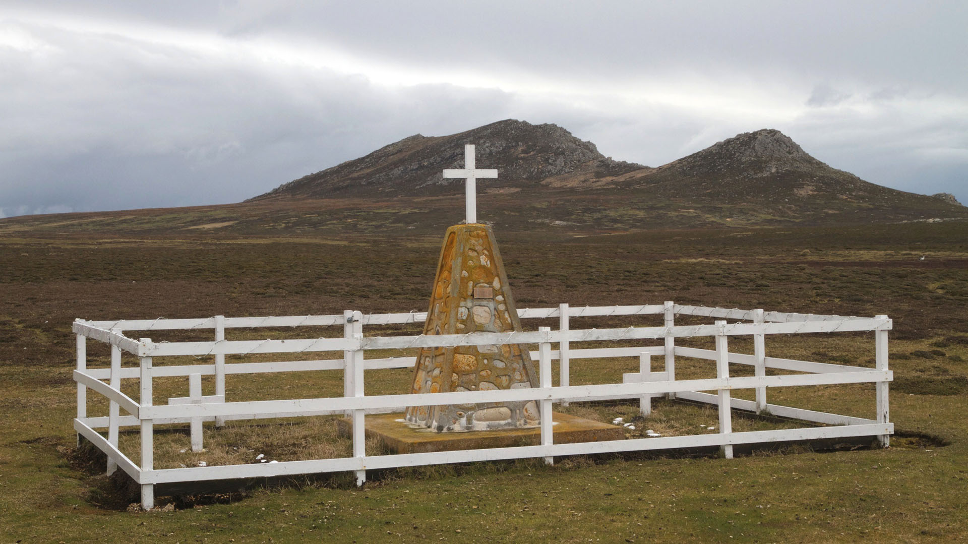 Monolito levantado en la isla Borbón en memoria de los cinco aviadores, en el lugar donde su avión cayó. 