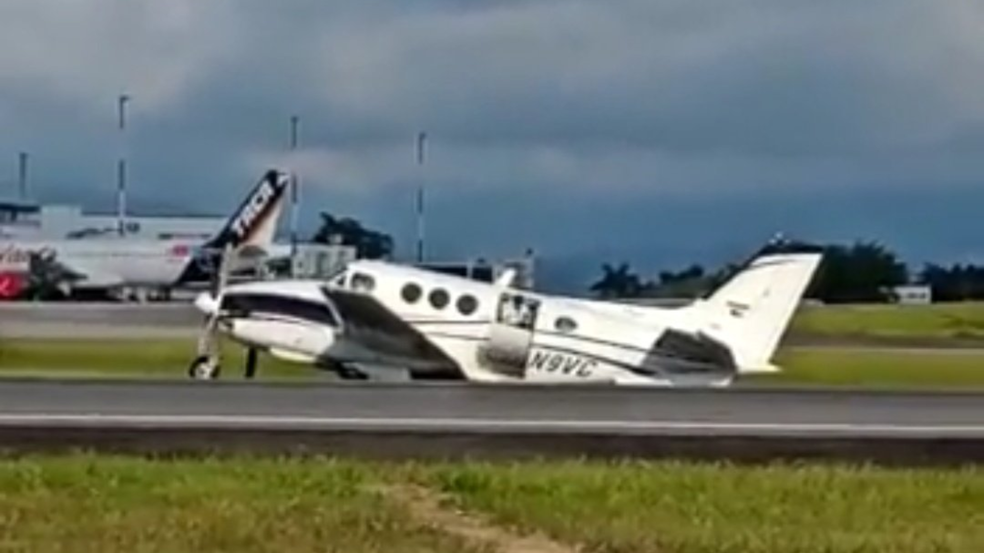 Cierran el Aeropuerto de Palonegro en Bucaramanga por accidente de avioneta. @oscarghernandez/Twitter